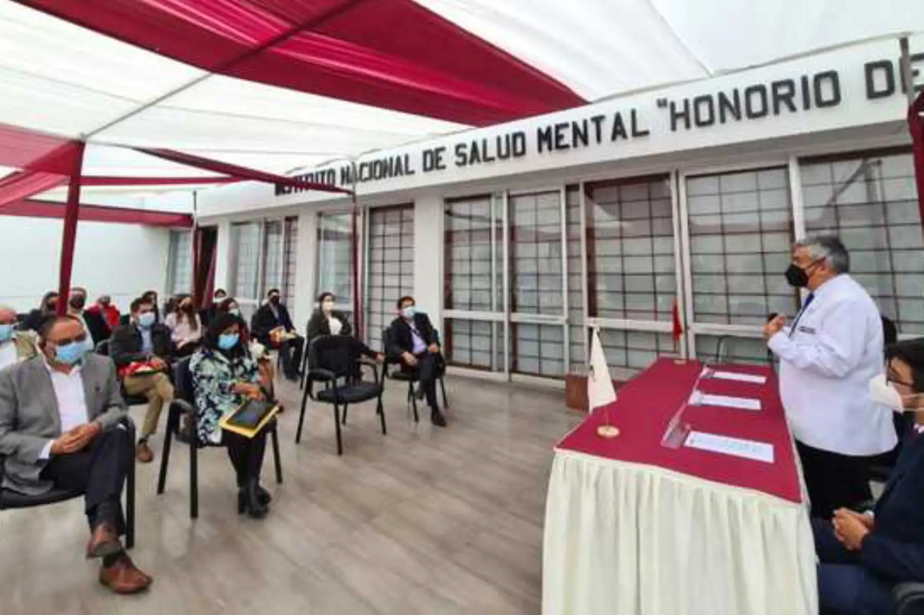 La crisis sanitaria generada por la covid-19 ha causado cambios en la vida cotidiana de muchas familias, además de incertidumbre y sufrimiento, que han incrementado las necesidades de atención y cuidado de la salud mental, una ‘ola’ que crece silenciosamente, señaló el director general del INSM, Humberto Castillo Martell. ANDINA/ Minsa