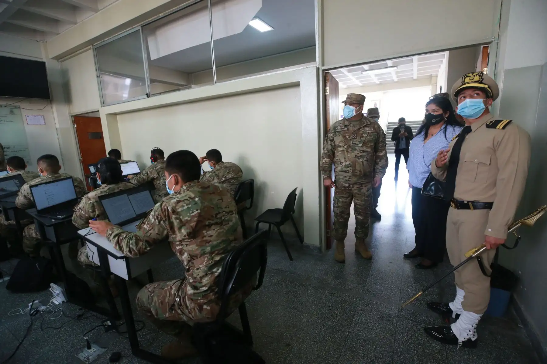 La ministra de Defensa, Nuria Esparch, visita las escuelas de la FAP con el objetivo de inspeccionar y verificar el trabajo que realizan nuestros efectivos de las FFAA que contribuyen y garantizan la soberanía e integridad territorial del país. 
Foto: ANDINA/Mindef