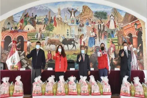 La ministra Silvana Vargas entregó alimentos a la municipalidad provincial de Arequipa y a comunas distritales de Miraflores y Sabandía.