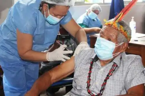 El líder indígena del pueblo Harakbut Antonio Sueyo fue uno de los primeros en recibir la primera dosis de la vacuna contra la covid-19. Foto: ANDINA/Difusión