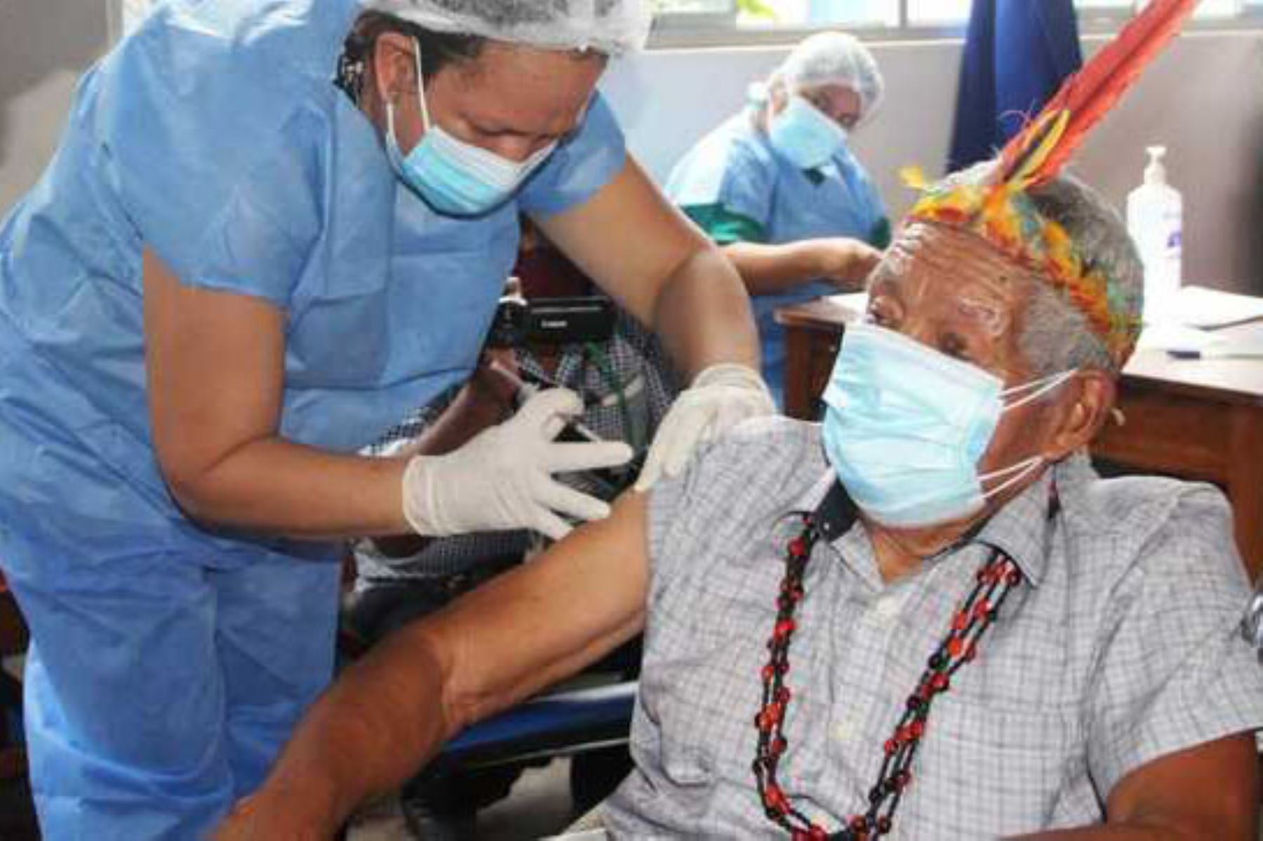 El líder indígena del pueblo Harakbut Antonio Sueyo fue uno de los primeros en recibir la primera dosis de la vacuna contra la covid-19. Foto: ANDINA/Difusión