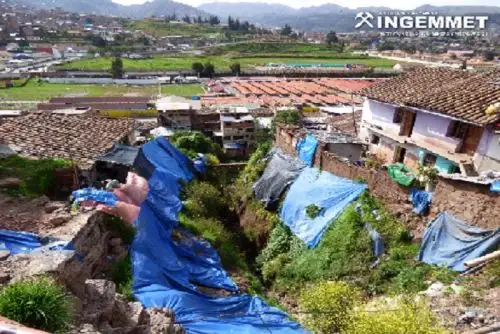 Las rocas de muy mala calidad y la morfología del terreno que rodea la ciudad del Cusco influyen en la ocurrencia de peligros geológicos por movimientos en masa.
