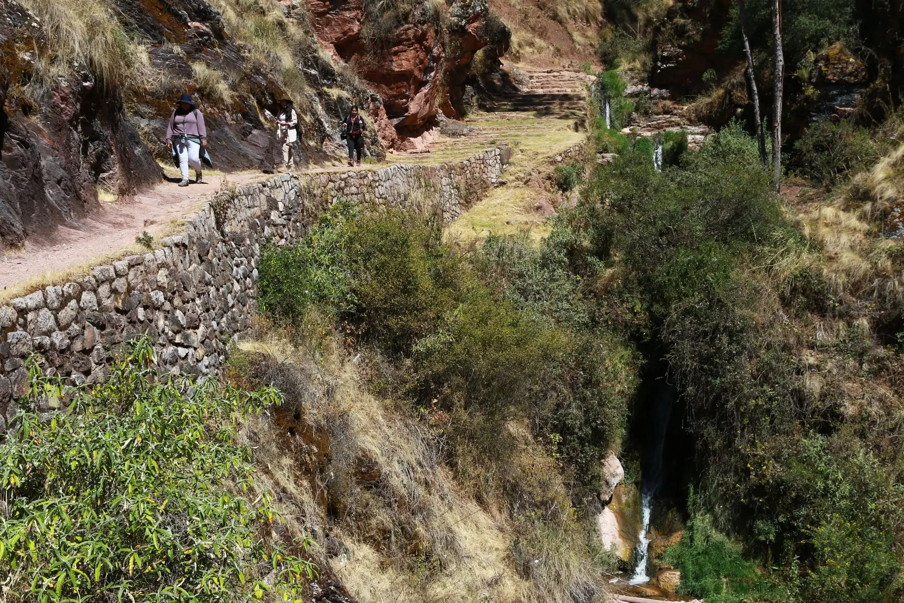 Con casi 700 turistas al día, Chinchero extraña las épocas anteriores a la pandemia, en el que recibían la visita de casi 2,000 visitantes cada 24 horas. La economía de los artesanos ha caído dramáticamente, ya que este distrito basa su supervivencia, justamente, en la artesanía y en la agricultura.
Foto: ANDINA/Luis Iparraguirre
