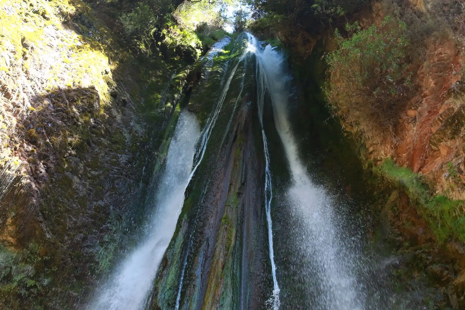 Con una caída de más de 100 metros, la catarata de Perolniyoc forma parte de uno de los destinos imprescindibles en el Cusco. Foto: Luis Iparraguirre