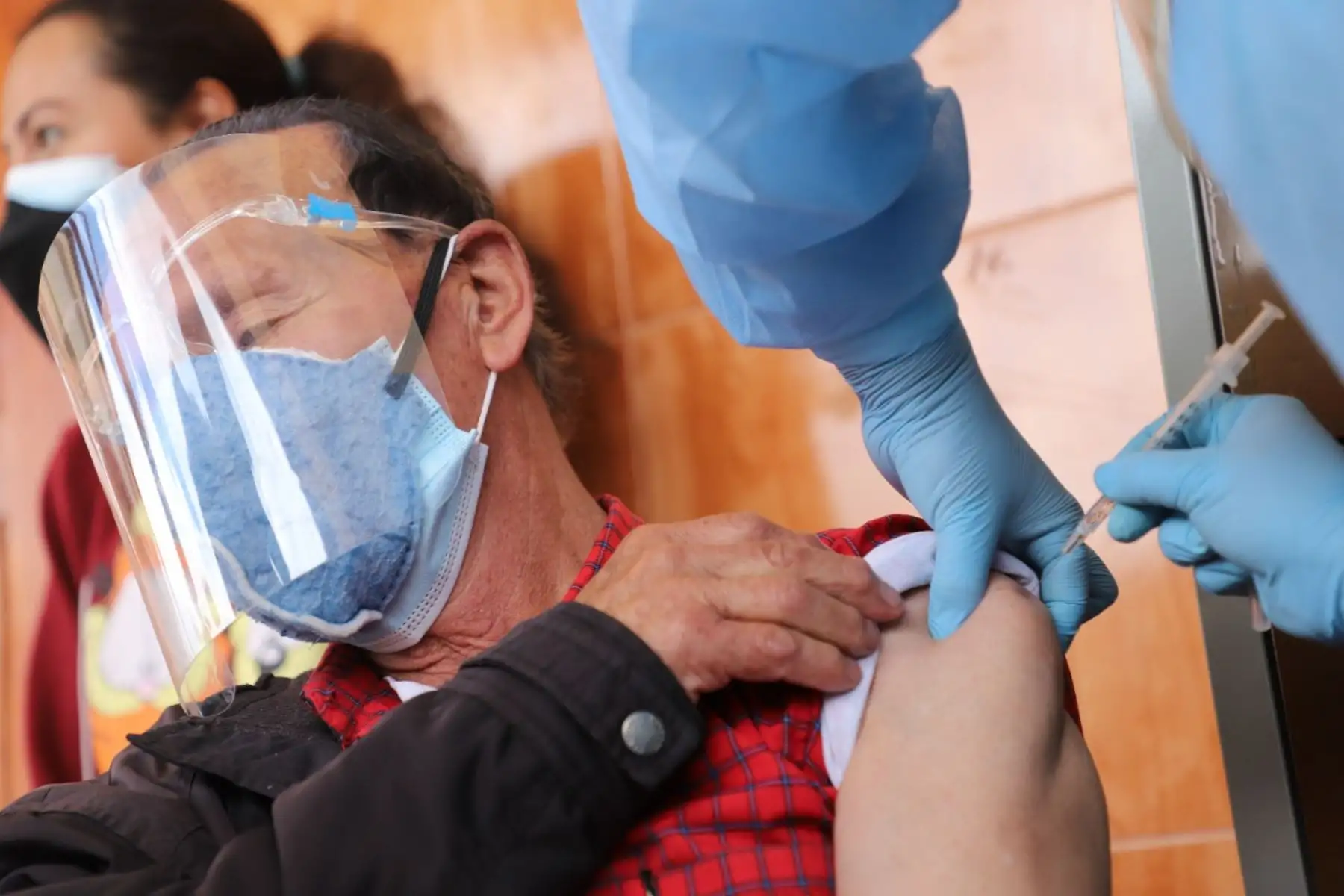 La variante delta va a ingresar a nuestro país, y si bien produce casos leves puede ocasionar un covid-19 severo si la persona no se inmunizó como consecuencia de una infección previa y, tampoco con las dos dosis de la vacuna, sostiene Lely Solari del INS. Foto: ANDINA.