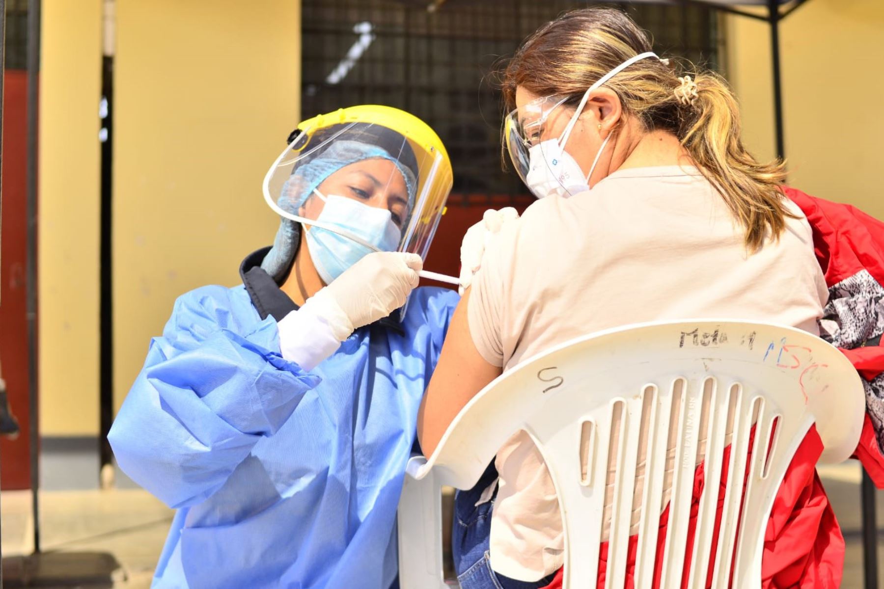 Personal de salud aplica una dosis de la vacuna contra la covid-19 en la región Tacna. Foto: ANDINA/Difusión