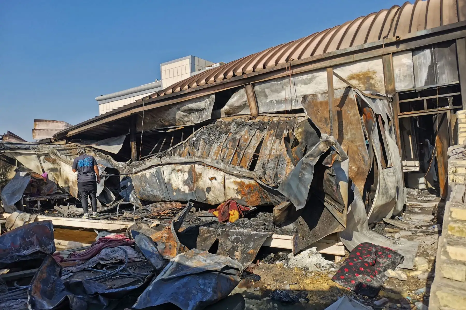 La gente inspecciona los daños después de que un incendio masivo envolviera durante la noche la sala de aislamiento del coronavirus del hospital Al-Hussein en la ciudad de Nasiriyah, en el sur de Irak.
Foto: AFP