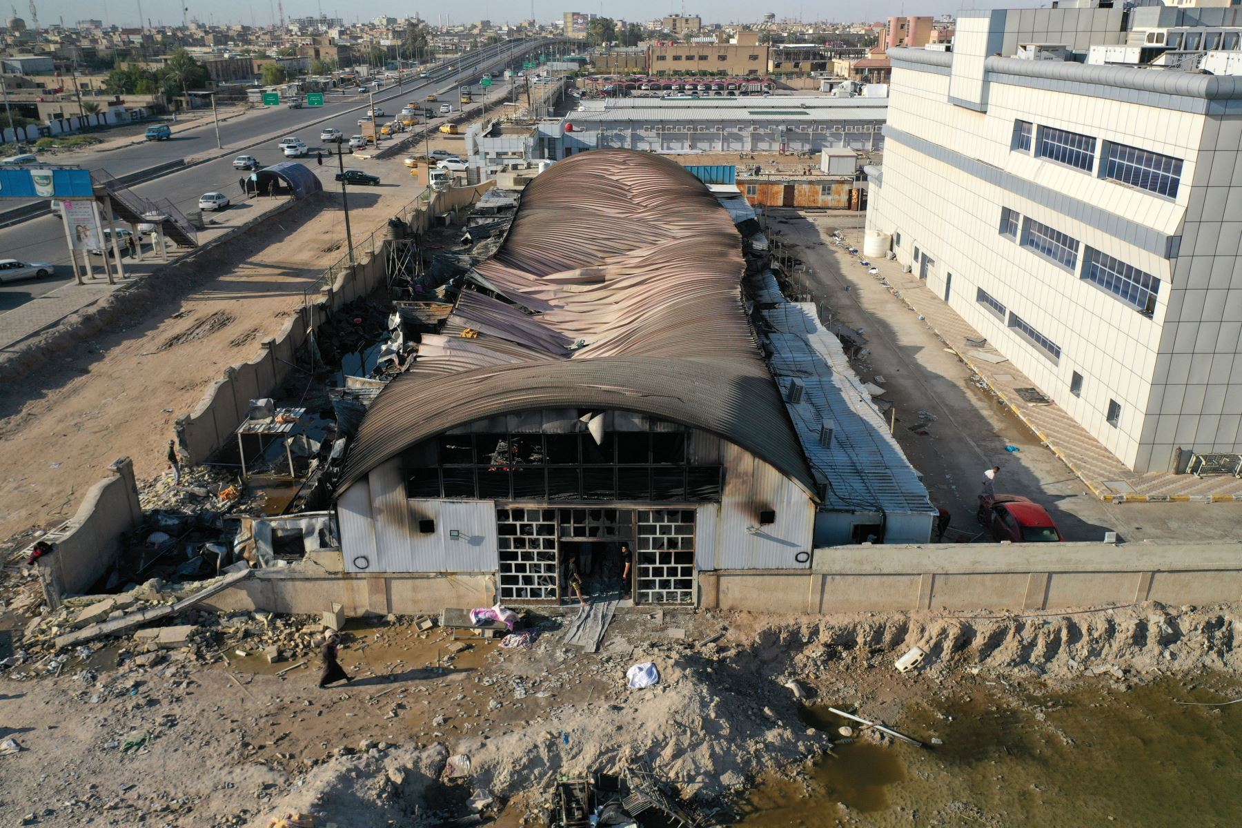 Una imagen aérea muestra el daño después de que un incendio masivo envolviera durante la noche la sala de aislamiento de coronavirus del hospital Al-Hussein en la ciudad de Nasiriyah, en el sur de Irak.
Foto: AFP