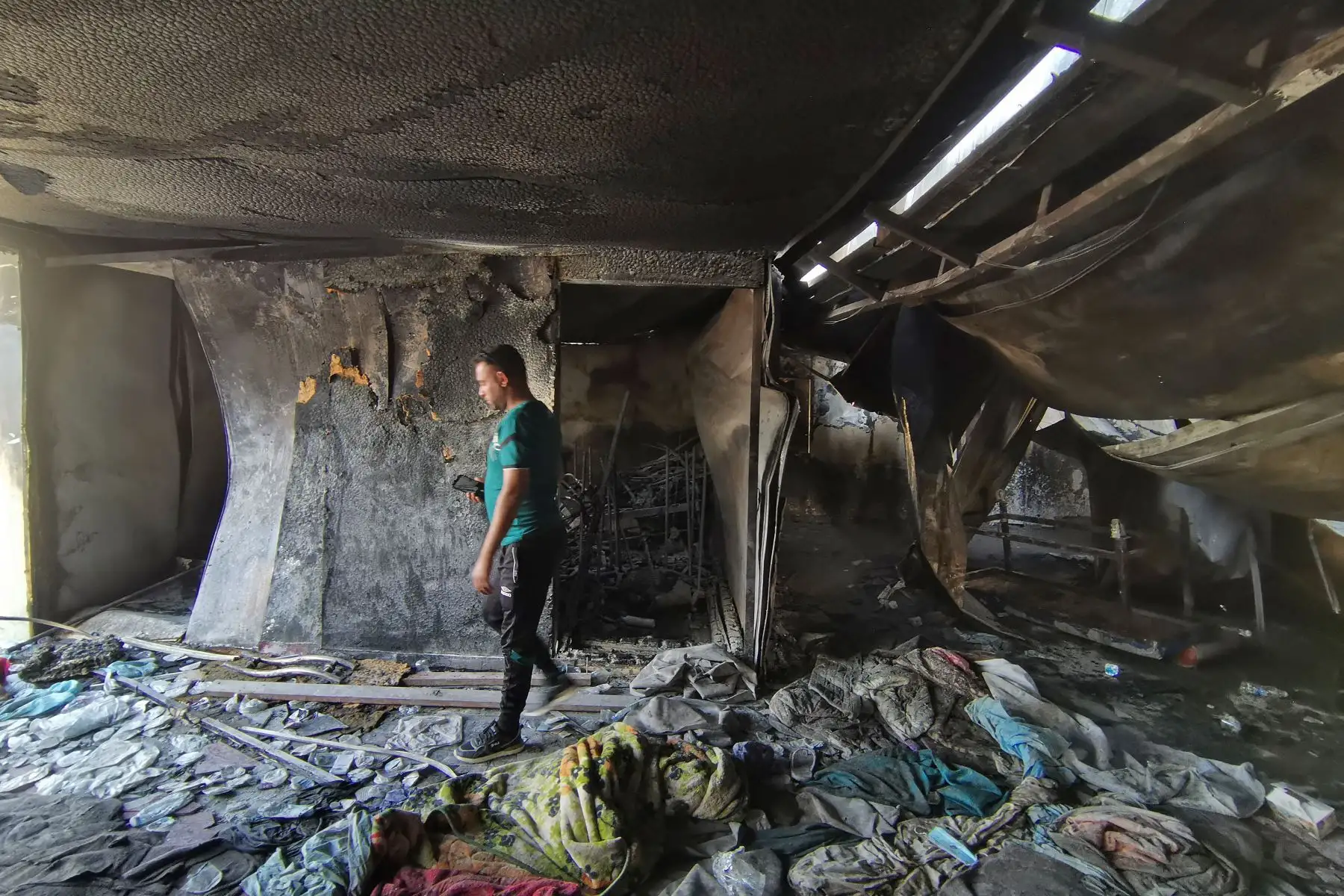 Un hombre mira a su alrededor en la sala de aislamiento de coronavirus devastada del hospital Al-Hussein después de un incendio masivo durante la noche, en la ciudad de Nasiriyah, en el sur de Irak.
Foto: AFP