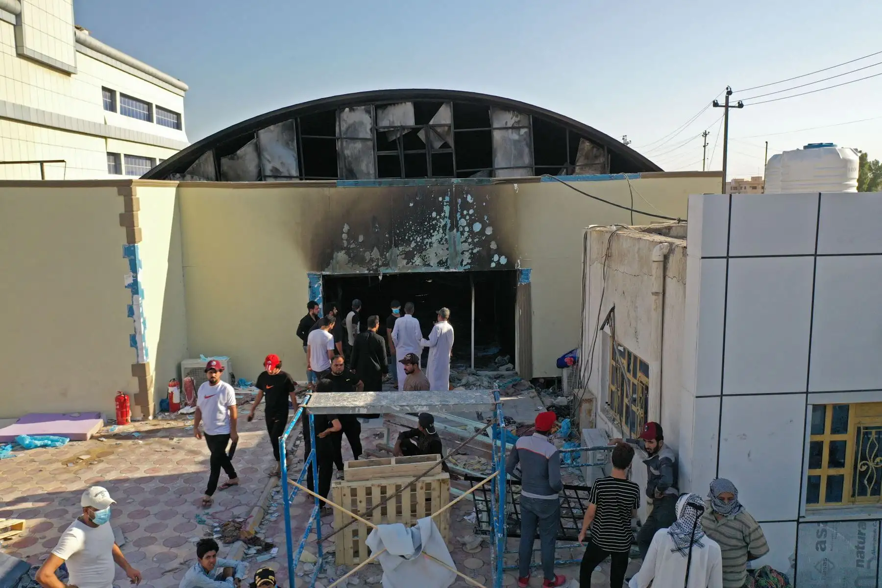 Una imagen aérea muestra a personas inspeccionando los daños después de que un incendio masivo envolviera durante la noche la sala de aislamiento de coronavirus del hospital Al-Hussein en la ciudad de Nasiriyah, en el sur de Irak.
Foto: AFP