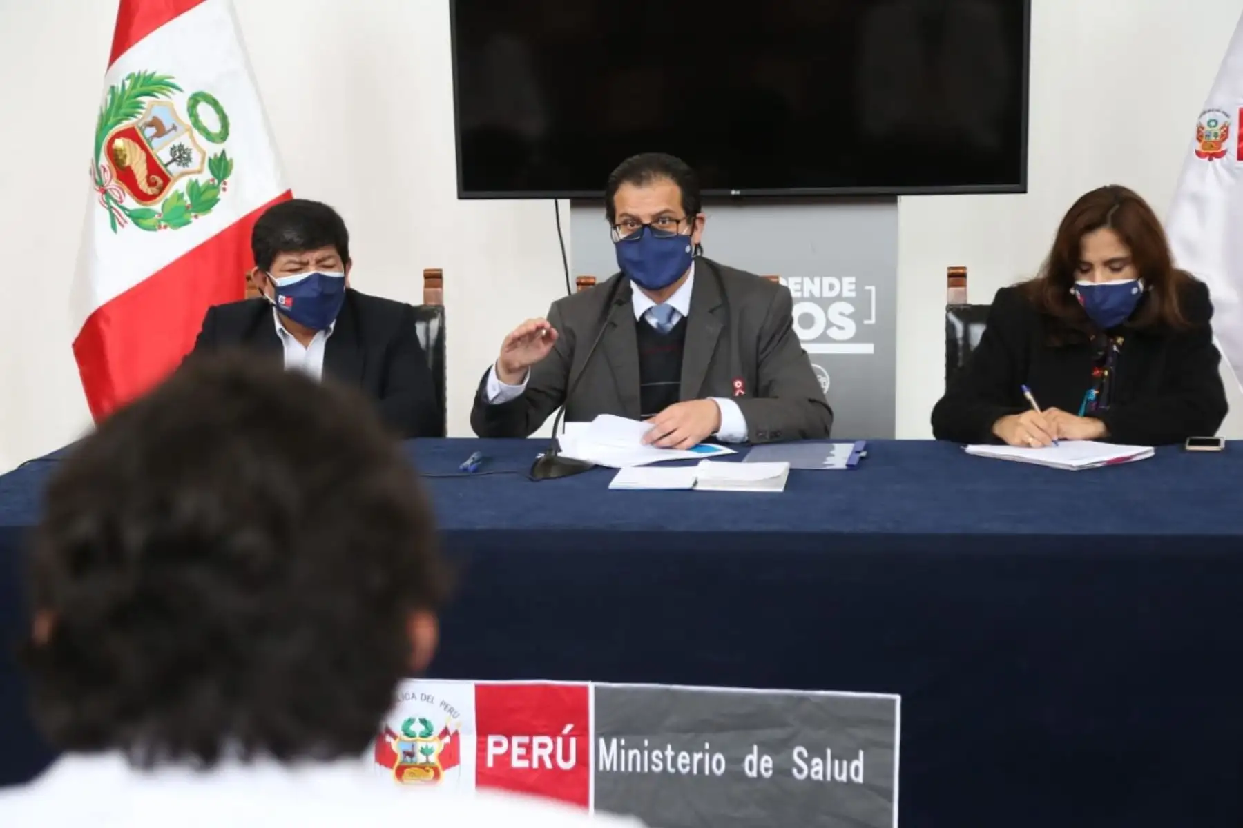 Viceministro de Salud Pública, Gustavo Rosell, dialoga con representantes del Colegio Médico del Perú. Foto: ANDINA/difusión.
