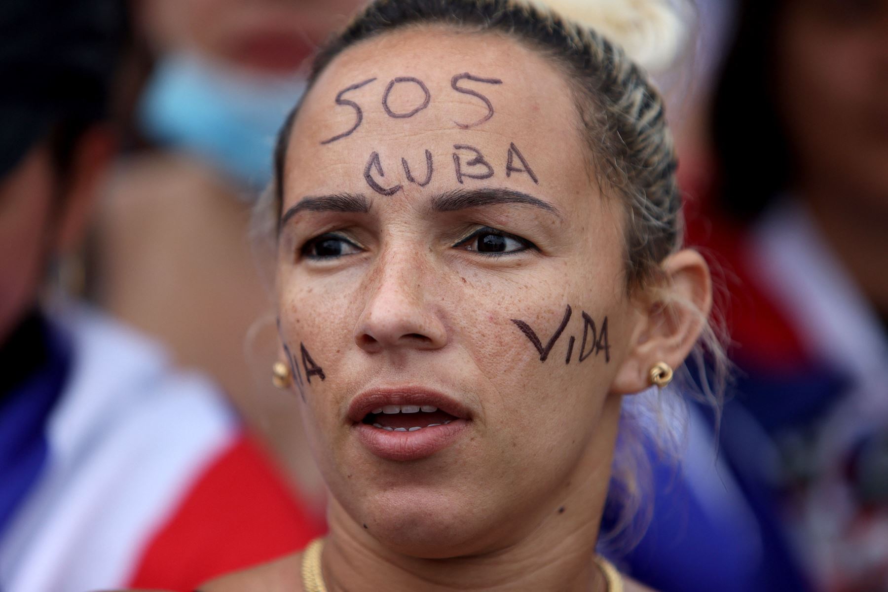 Miles de cubanos salieron a las calles de Miami  para protestar por las restricciones pandémicas, el ritmo de las vacunas Covid-19 y el gobierno cubano. 
Foto: AFP
