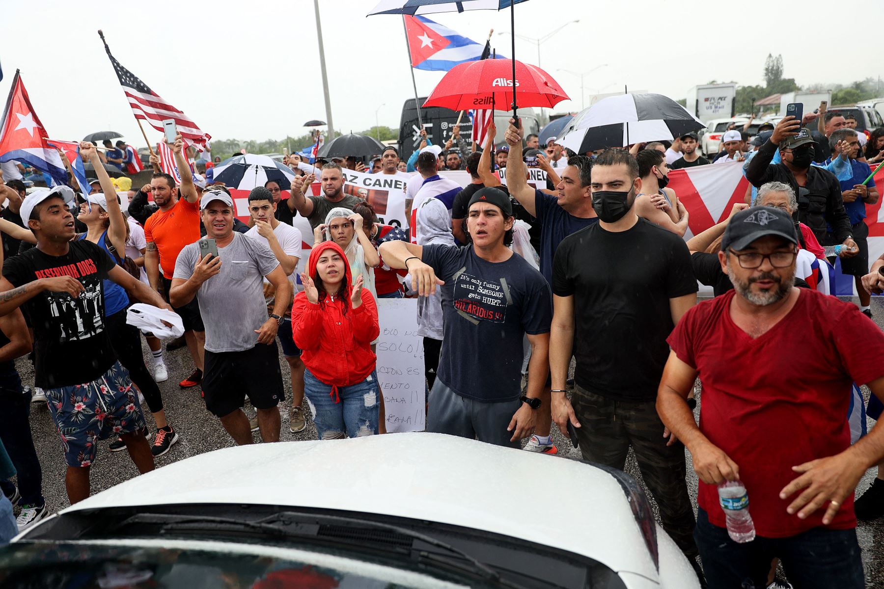 Los manifestantes cerraron parte de la autopista Palmetto Expressway mientras muestran su apoyo a las personas en Cuba que han tomado las calles para protestaren Miami, Florida. 
Foto: AFP