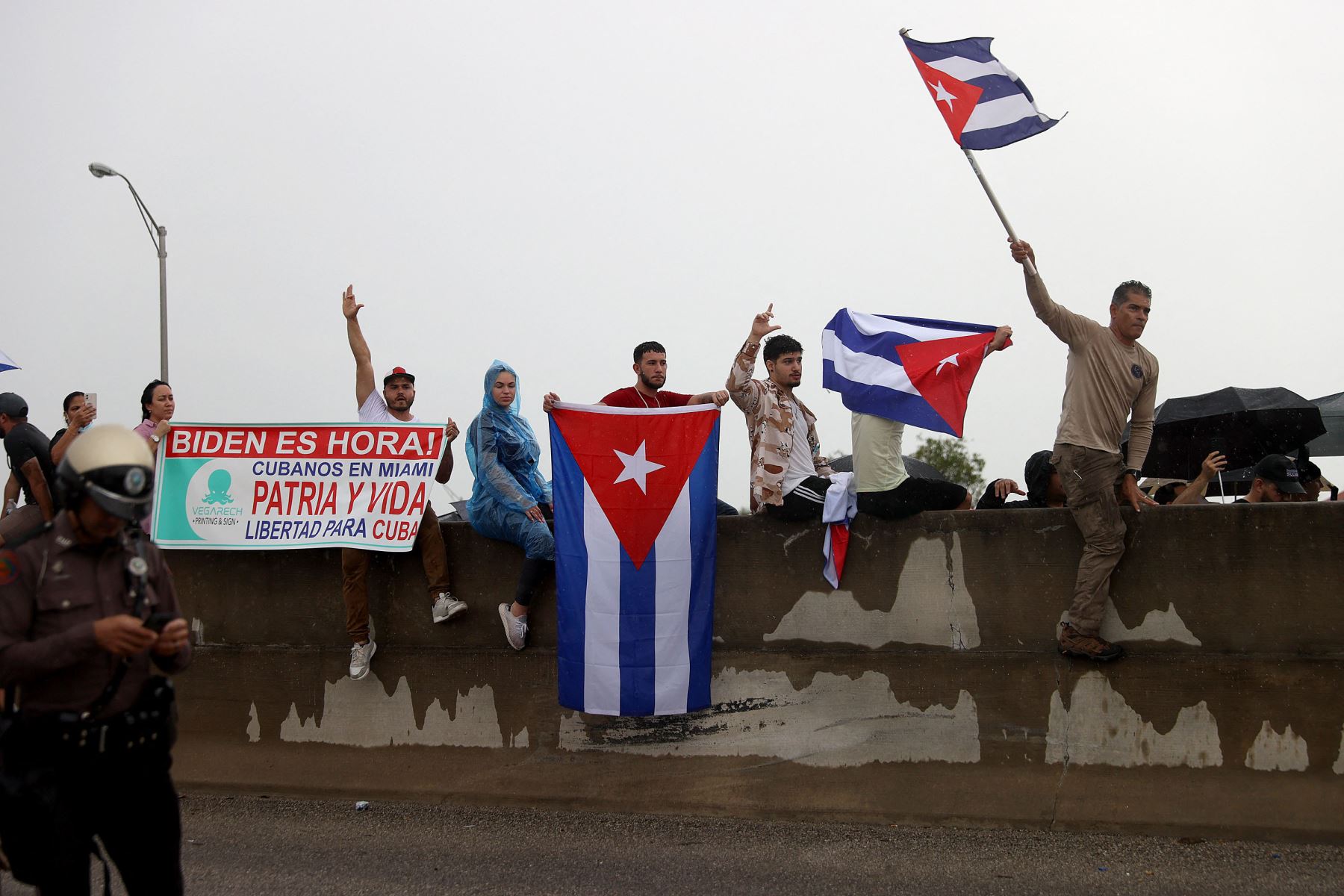 Los manifestantes cerraron parte de la autopista Palmetto Expressway mientras muestran su apoyo a las personas en Cuba que han tomado las calles para protestar en Miami, Florida. 
Foto: AFP