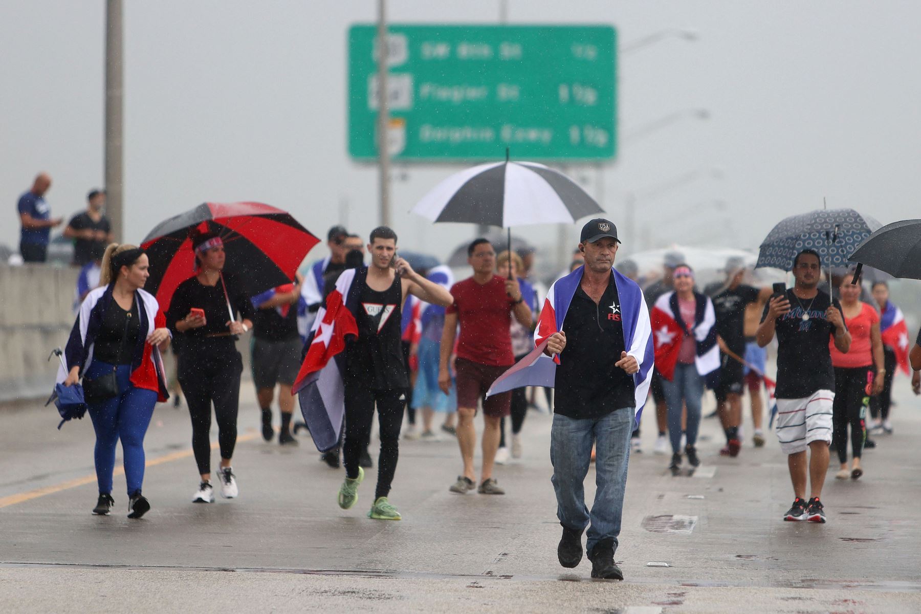 Los manifestantes cerraron parte de la autopista Palmetto Expressway mientras muestran su apoyo a las personas en Cuba que han tomado las calles para protestar  en Miami, Florida. 
Foto: AFP