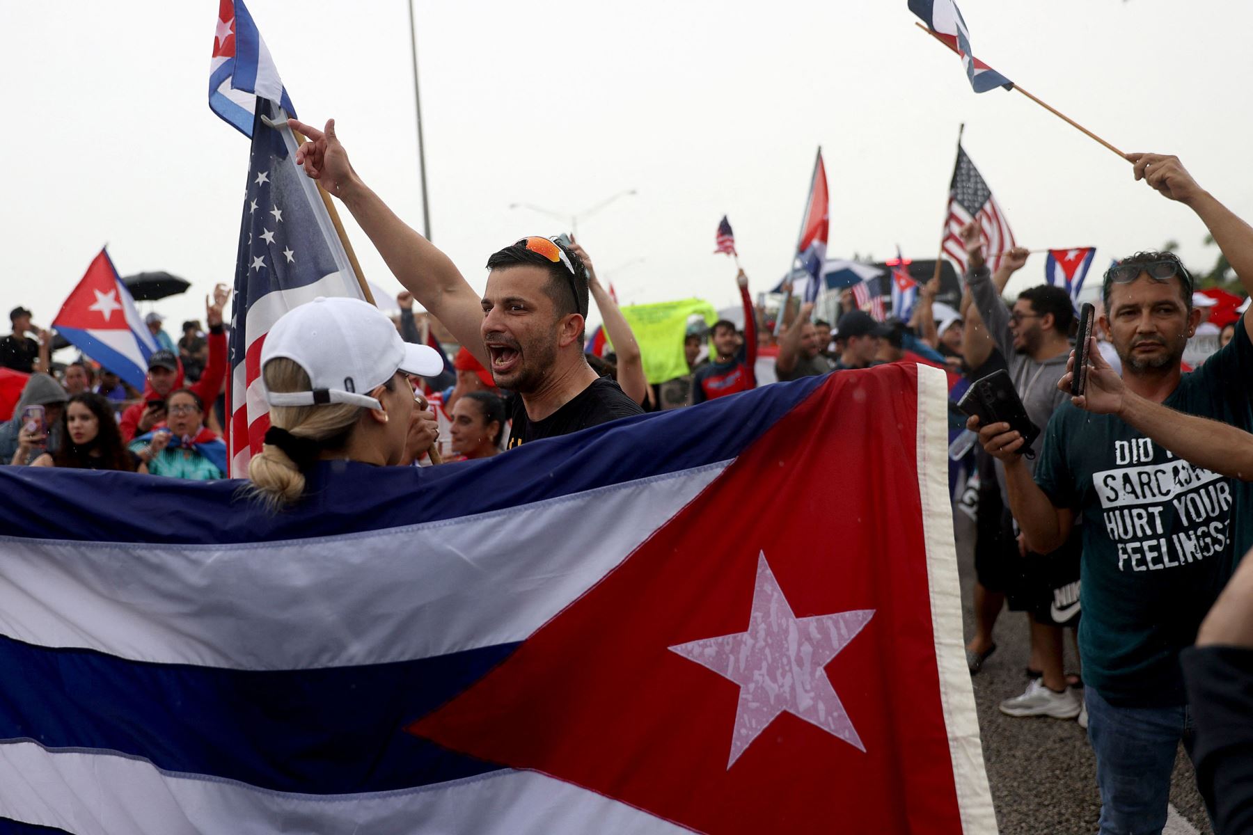 Los manifestantes cerraron parte de la autopista Palmetto Expressway mientras muestran su apoyo a la gente en Cuba que ha salido a las calles  en Miami, Florida. 
Foto: AFP