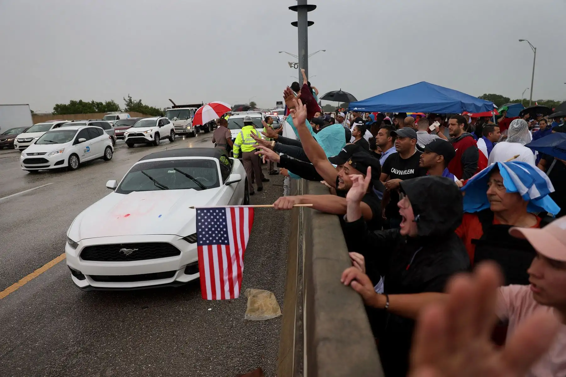 Los manifestantes cerraron parte de la autopista Palmetto Expressway, en Miami, Florida, donde  muestran su apoyo a las personas en Cuba que han tomado las calles para protestar.
Foto: AFP