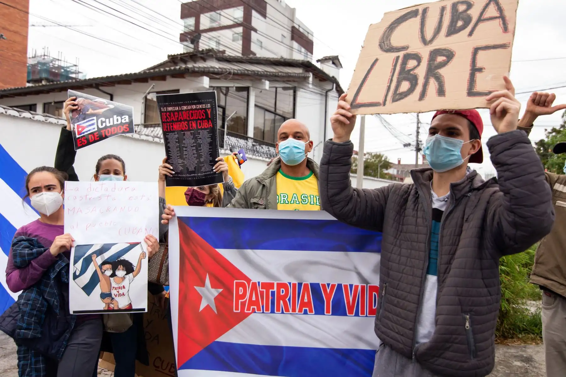 Ciudadanos cubanos residentes en Ecuador se manifiestan contra el gobierno del presidente cubano Miguel Díaz-Canel frente a la embajada de Cuba en Quito.
Foto: AFP