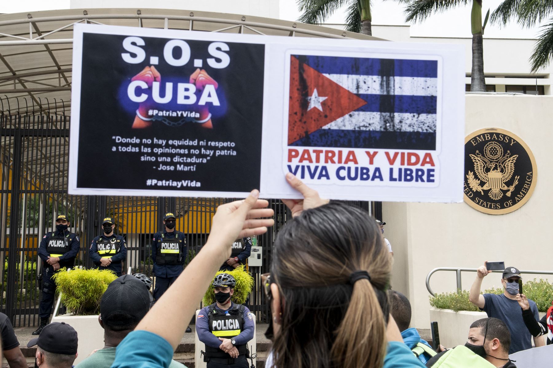 Los cubanos residentes en Costa Rica se manifiestan frente a la embajada de Estados Unidos en San José pidiendo una intervención militar y humanitaria en Cuba.
Foto: AFP