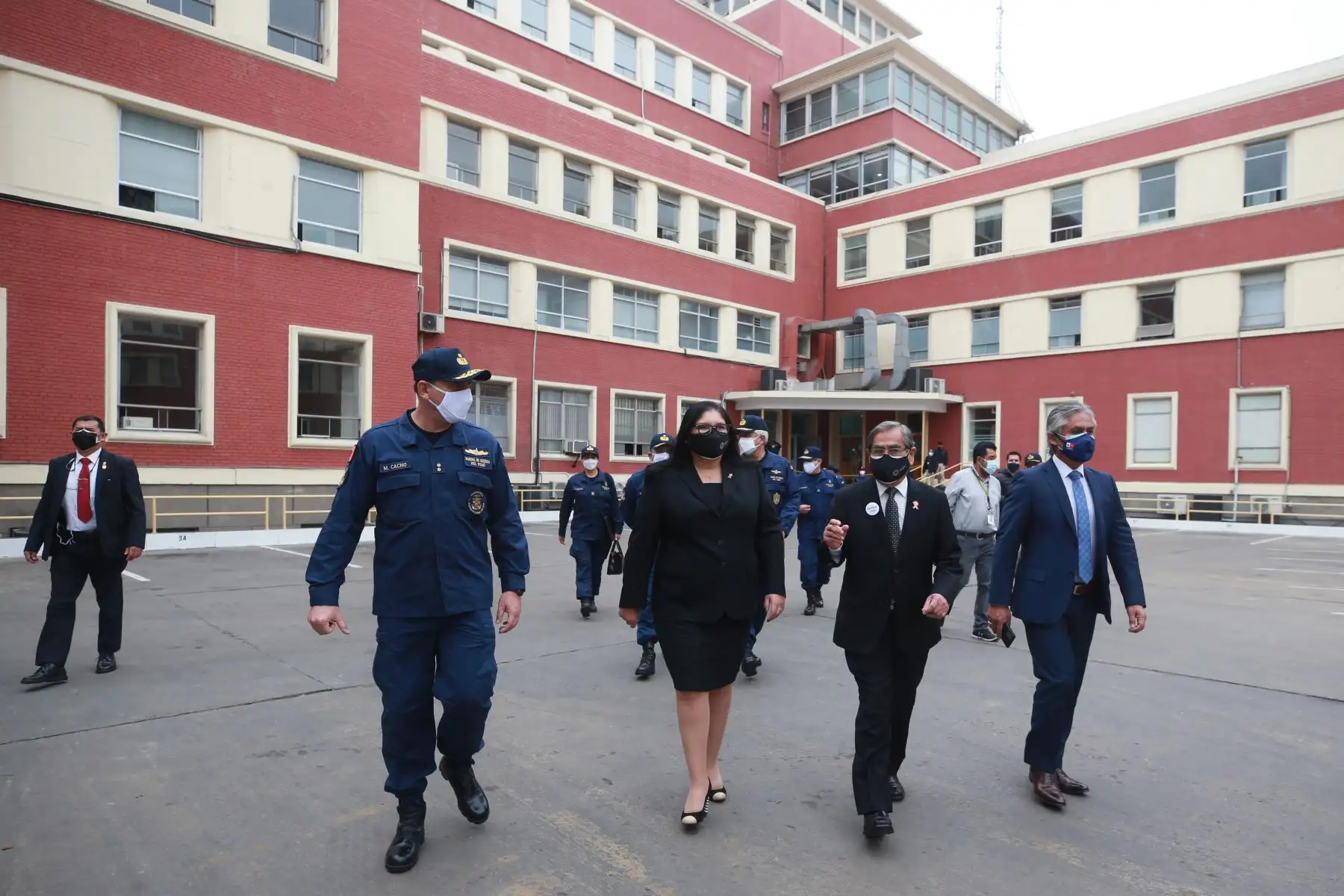 La ministra de Defensa, Nuria Esparch, y el ministro de  Salud, Oscar Ugarte, participaron en la inauguración  de la Unidad de Procesamiento y Ecocardiografía y la Unidad de Tomografía y Resonancia Magnética en el Centro Médico Naval “Cirujano Mayor Santiago Távara”.
Foto: Mindef