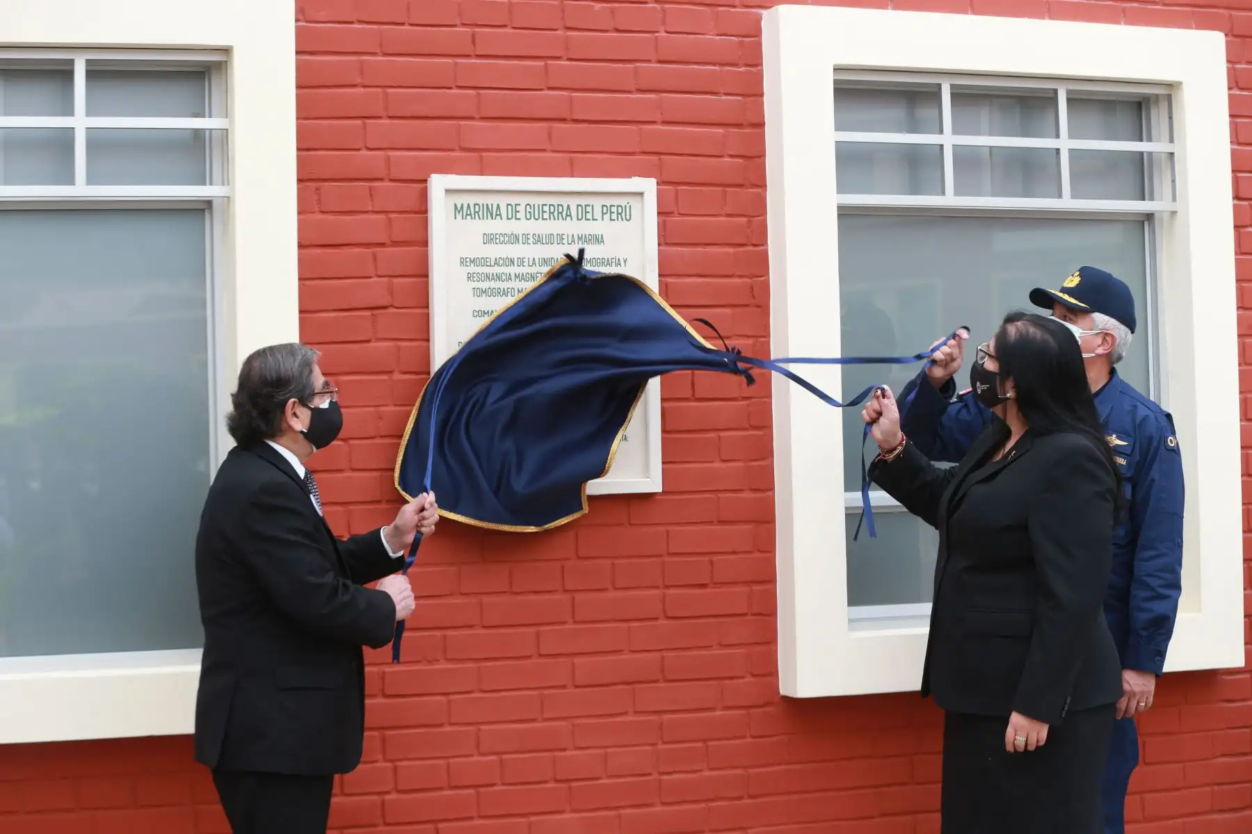 La ministra de Defensa, Nuria Esparch, y el ministro de  Salud, Oscar Ugarte, participaron en la inauguración  de la Unidad de Procesamiento y Ecocardiografía y la Unidad de Tomografía y Resonancia Magnética en el Centro Médico Naval “Cirujano Mayor Santiago Távara”.
Foto: Mindef