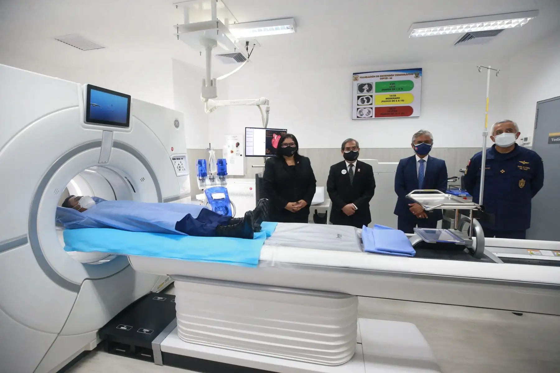 La ministra de Defensa, Nuria Esparch, y el ministro de  Salud, Oscar Ugarte, participaron en la inauguración  de la Unidad de Procesamiento y Ecocardiografía y la Unidad de Tomografía y Resonancia Magnética en el Centro Médico Naval “Cirujano Mayor Santiago Távara”.
Foto: Mindef