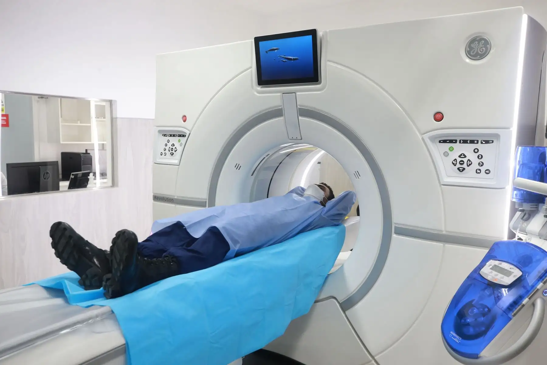 La ministra de Defensa, Nuria Esparch, y el ministro de  Salud, Oscar Ugarte, participaron en la inauguración  de la Unidad de Procesamiento y Ecocardiografía y la Unidad de Tomografía y Resonancia Magnética en el Centro Médico Naval “Cirujano Mayor Santiago Távara”.
Foto: Mindef