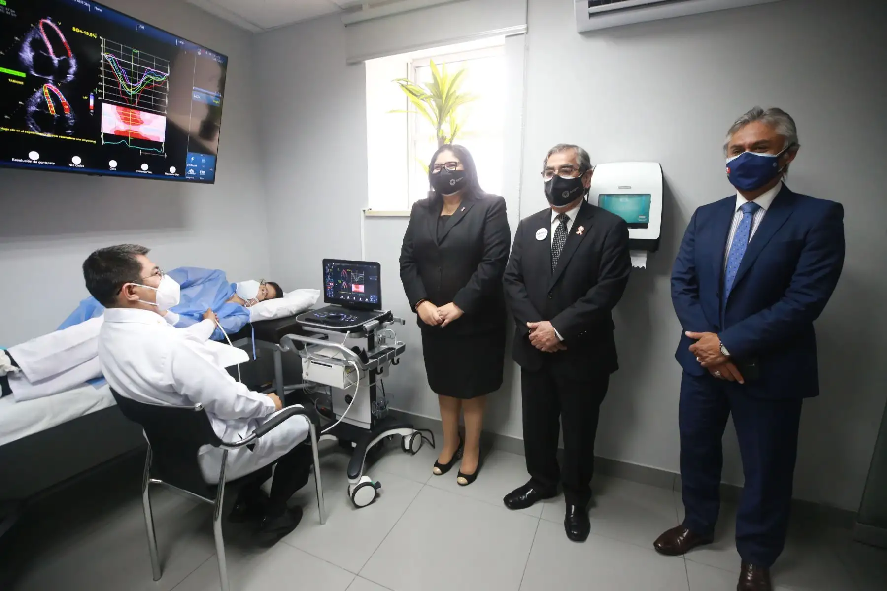 La ministra de Defensa, Nuria Esparch, y el ministro de  Salud, Oscar Ugarte, participaron en la inauguración  de la Unidad de Procesamiento y Ecocardiografía y la Unidad de Tomografía y Resonancia Magnética en el Centro Médico Naval “Cirujano Mayor Santiago Távara”.
Foto: Mindef