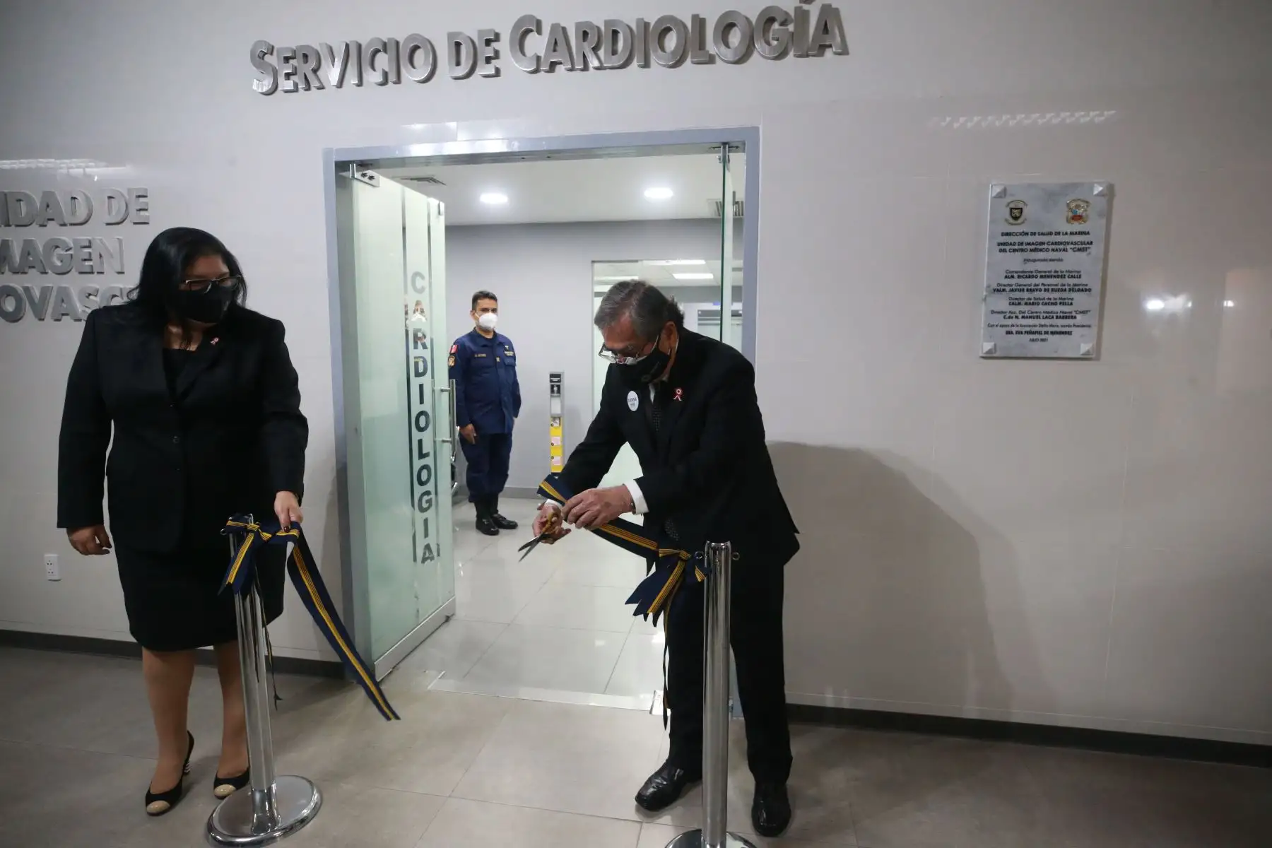 La ministra de Defensa, Nuria Esparch, y el ministro de  Salud, Oscar Ugarte, participaron en la inauguración  de la Unidad de Procesamiento y Ecocardiografía y la Unidad de Tomografía y Resonancia Magnética en el Centro Médico Naval “Cirujano Mayor Santiago Távara”.
Foto: Mindef