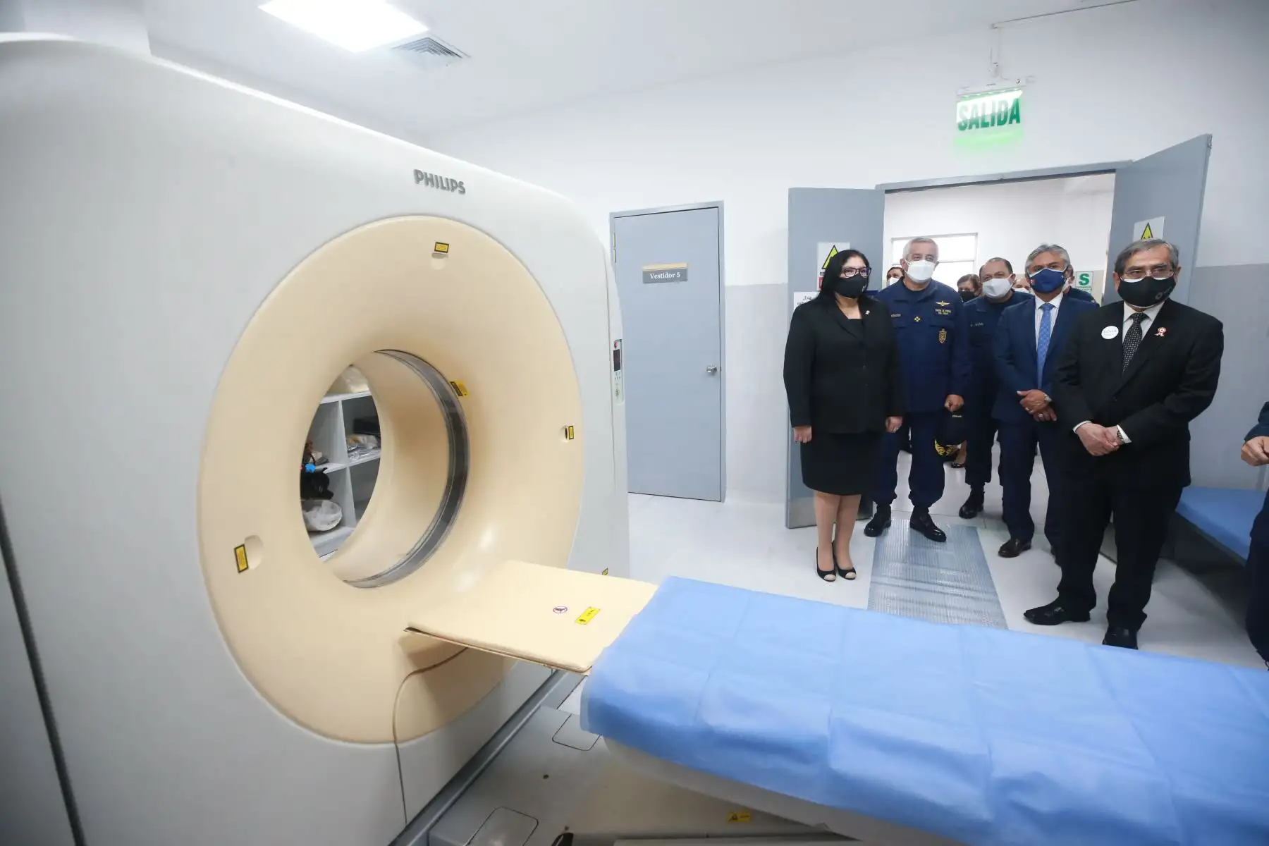 La ministra de Defensa, Nuria Esparch, y el ministro de  Salud, Oscar Ugarte, participaron en la inauguración  de la Unidad de Procesamiento y Ecocardiografía y la Unidad de Tomografía y Resonancia Magnética en el Centro Médico Naval “Cirujano Mayor Santiago Távara”.
Foto: Mindef