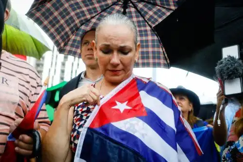 Miles de cubanos tomaron las calles el domingo para protestar contra el gobierno al grito de "¡libertad!", en una jornada inédita que se saldó con decenas de detenidos y enfrentamientos. Foto: AFP.