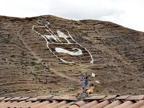 Vecinos del distrito cusqueño de Santiago repintan el Escudo Nacional en el cerro Araway a propósito del Bicentenario de la Independencia de Perú.