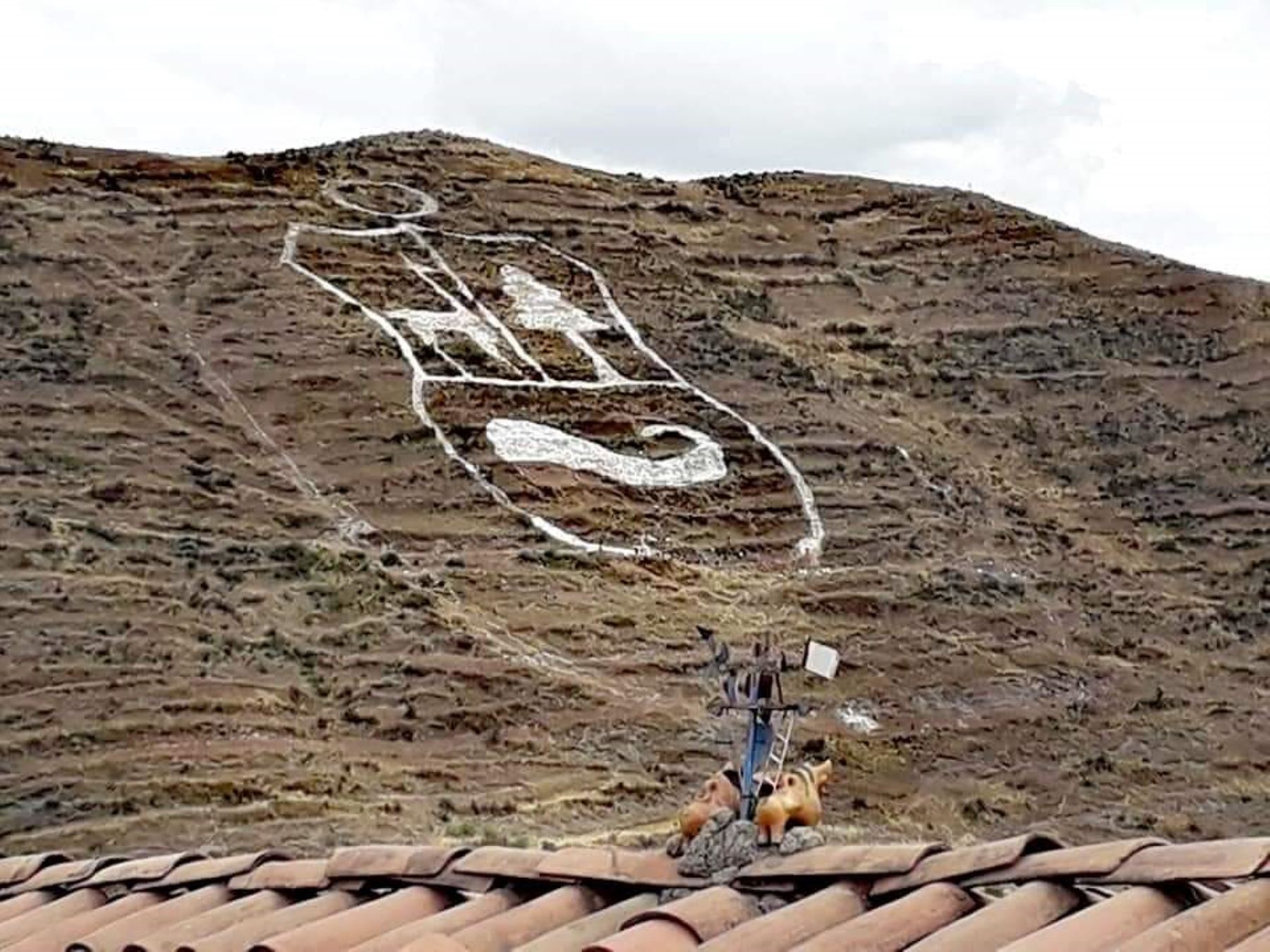 Vecinos del distrito cusqueño de Santiago repintan el Escudo Nacional en el cerro Araway a propósito del Bicentenario de la Independencia de Perú.
