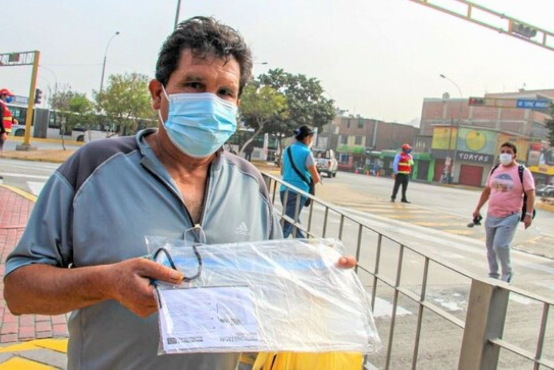 Conoce aquí cuáles son los paraderos donde entregan protectores faciales gratis. Foto: ANDINA/difusión.