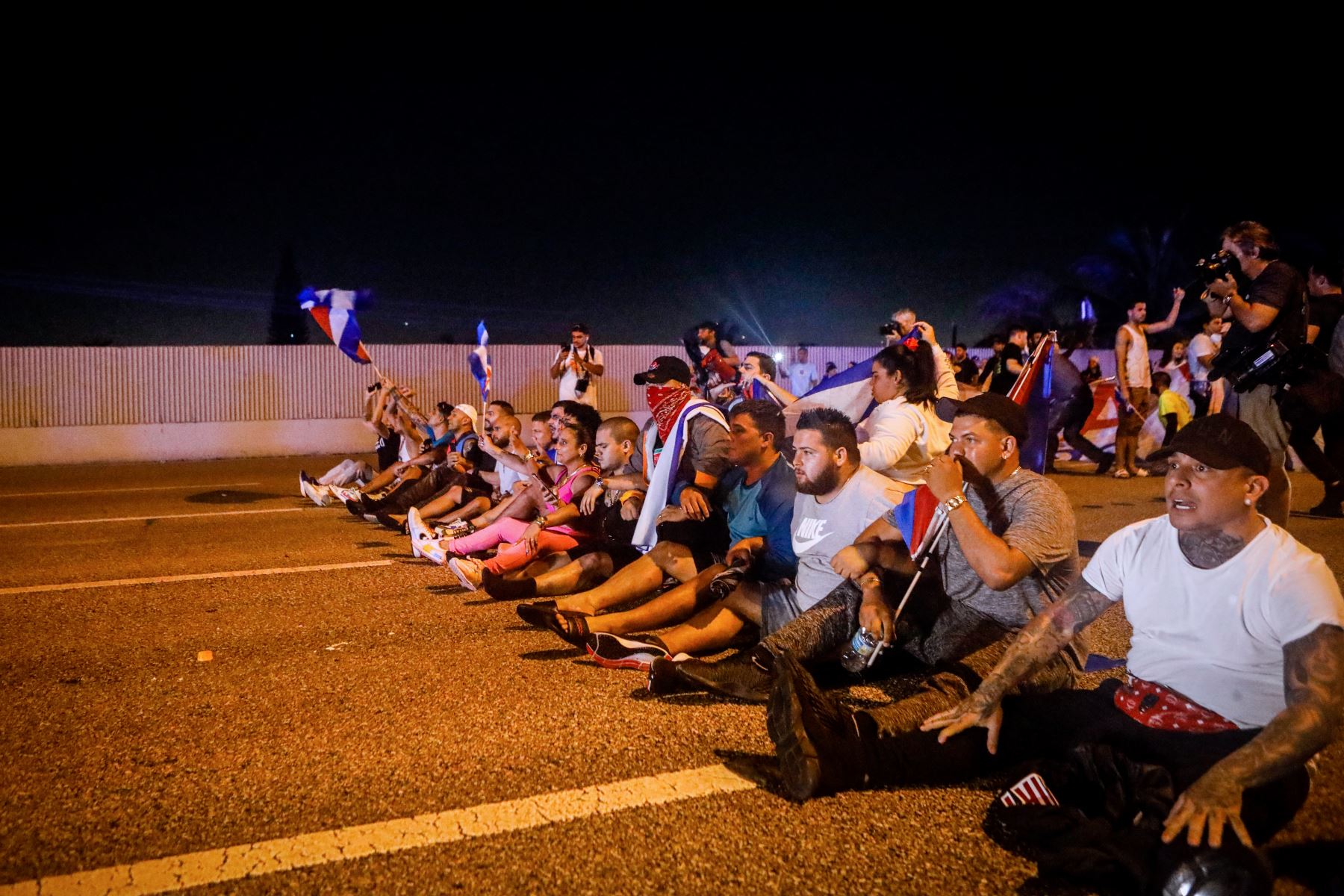 La gente bloquea la autopista Palmetto Expressway durante una protesta de apoyo a los cubanos que se manifiestan contra su gobierno, en Miami. Foto: AFP
