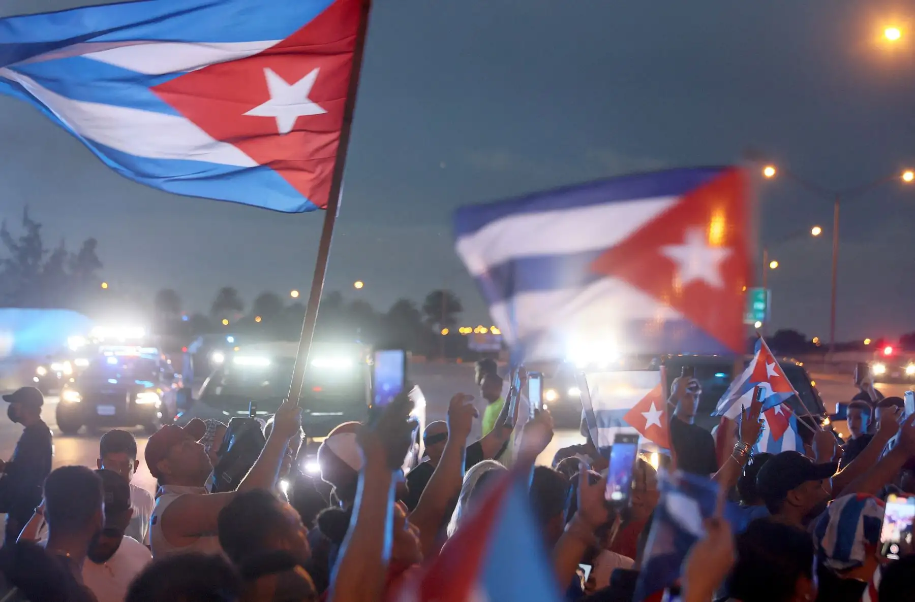 El domingo, miles de cubanos salieron a las calles de todo el país para protestar por las restricciones pandémicas, el ritmo de las vacunas Covid-19 y el gobierno cubano. Foto: AFP