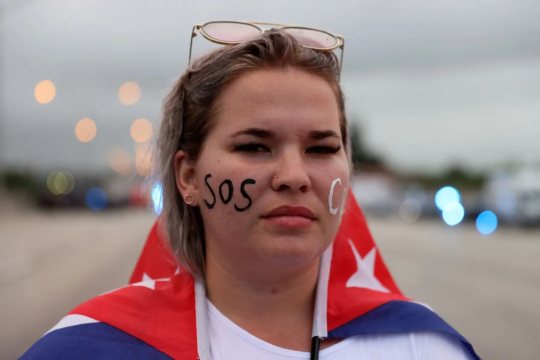 Anabel Alcaz se une a otros manifestantes que cerraron parte de la Autopista Palmetto mientras muestran su apoyo a la gente en Cuba que ha salido a las calles para protestar el 13 de julio de 2021 en Miami, Florida. Foto: AFP