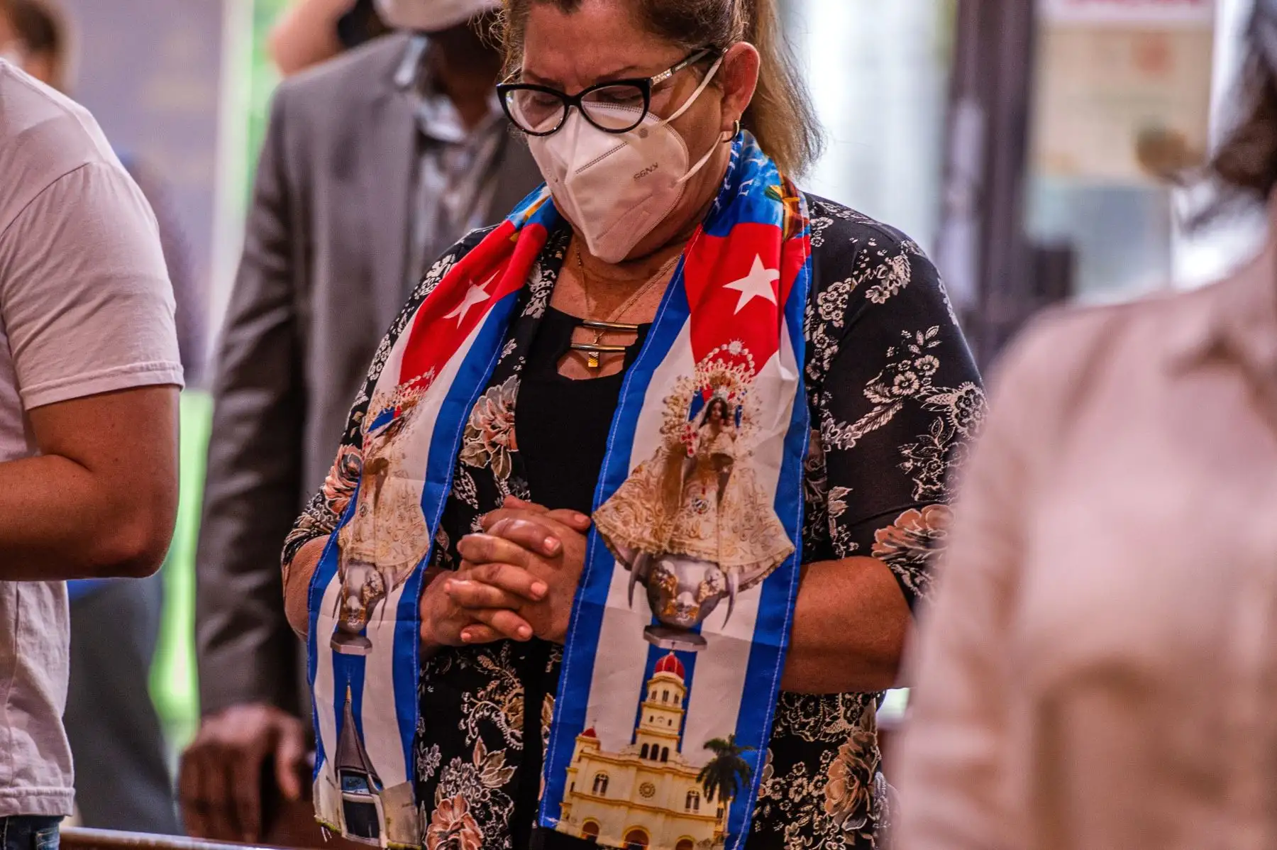 Una mujer reza durante una misa especial por Cuba ofrecida por el arzobispo de Miami, Thomas Wenski, hoy, en el Santuario Nacional Ermita de la Caridad, en Miami, Florida