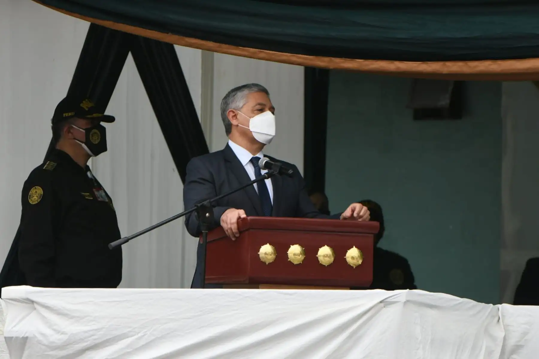 El ministro del Interior, José Elice y el Comandante General de la 
Policía Nacional del Perú, César Cervantes, reconocen al personal de la Dirección de Criminalística de la PNP que realizó acciones destacadas en el cumplimiento de sus funciones en favor de la seguridad ciudadana.

Foto: ANDINA/MINDEF
