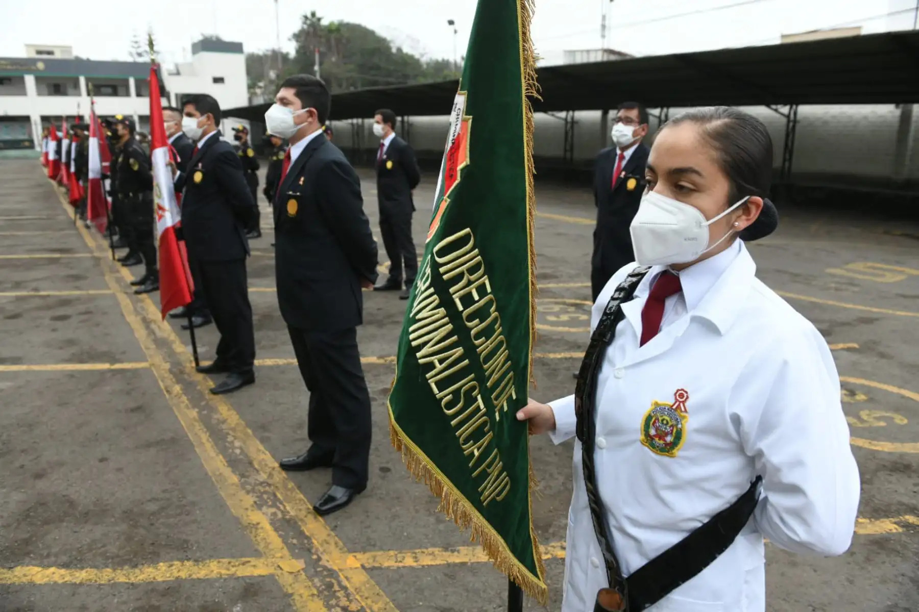 El ministro del Interior, José Elice y el Comandante General de la 
Policía Nacional del Perú, César Cervantes, reconocen al personal de la Dirección de Criminalística de la PNP que realizó acciones destacadas en el cumplimiento de sus funciones en favor de la seguridad ciudadana.

Foto: ANDINA/MINDEF