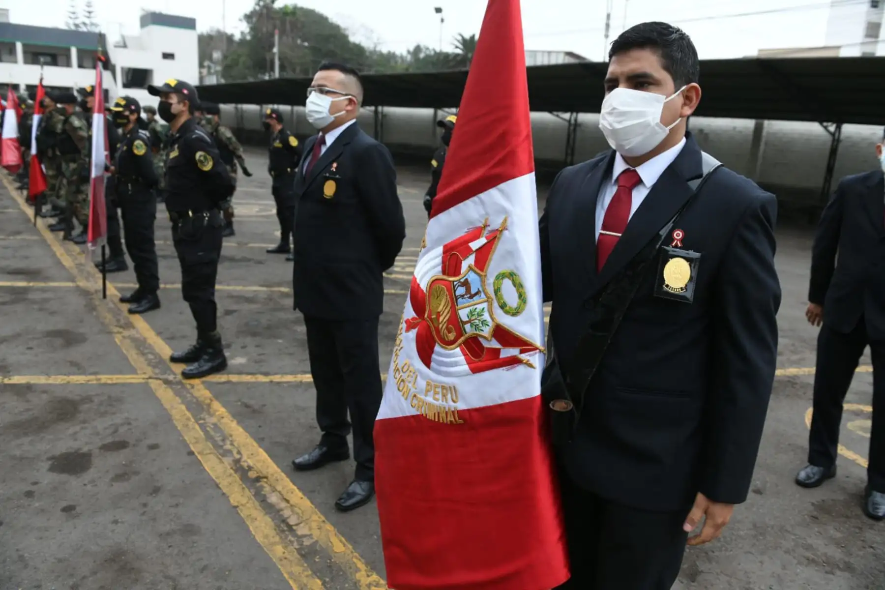 El ministro del Interior, José Elice y el Comandante General de la 
Policía Nacional del Perú, César Cervantes, reconocen al personal de la Dirección de Criminalística de la PNP que realizó acciones destacadas en el cumplimiento de sus funciones en favor de la seguridad ciudadana.

Foto: ANDINA/MINDEF
