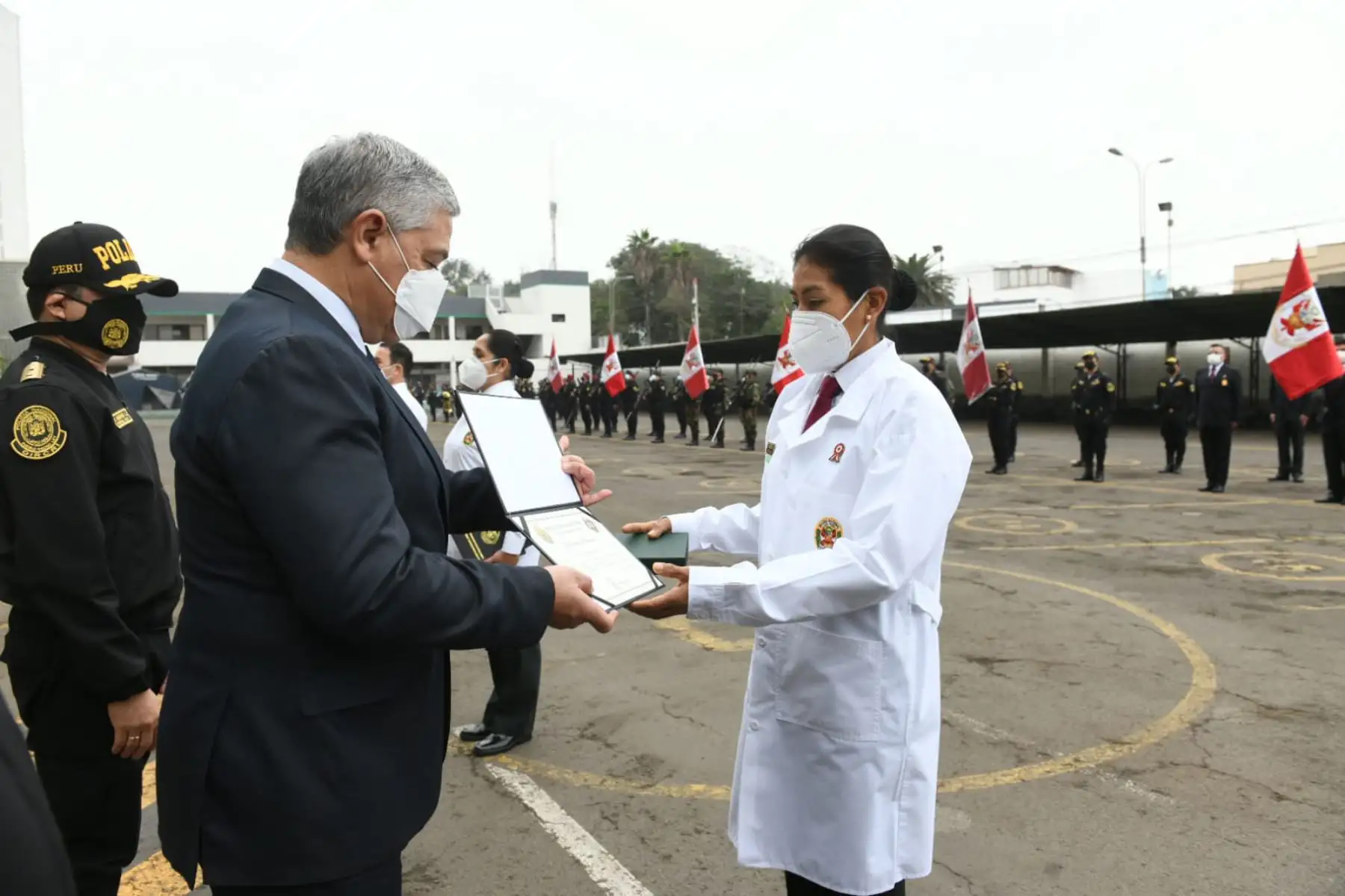 El ministro del Interior, José Elice y el Comandante General de la 
Policía Nacional del Perú, César Cervantes, reconocen al personal de la Dirección de Criminalística de la PNP que realizó acciones destacadas en el cumplimiento de sus funciones en favor de la seguridad ciudadana.

Foto: ANDINA/MINDEF