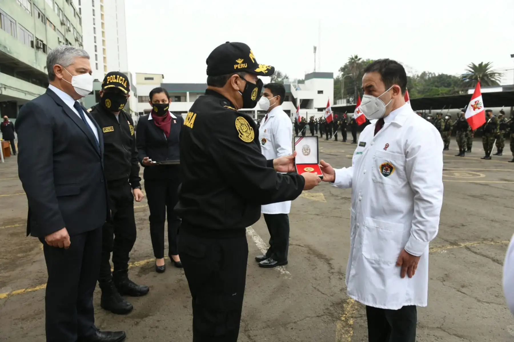El ministro del Interior, José Elice y el Comandante General de la 
Policía Nacional del Perú, César Cervantes, reconocen al personal de la Dirección de Criminalística de la PNP que realizó acciones destacadas en el cumplimiento de sus funciones en favor de la seguridad ciudadana.

Foto: ANDINA/MINDEF