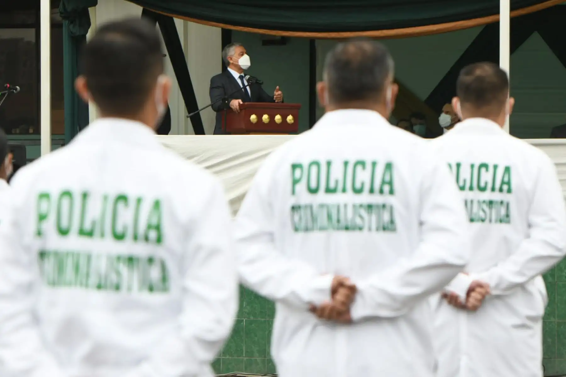 El ministro del Interior, José Elice y el Comandante General de la 
Policía Nacional del Perú, César Cervantes, reconocen al personal de la Dirección de Criminalística de la PNP que realizó acciones destacadas en el cumplimiento de sus funciones en favor de la seguridad ciudadana.

Foto: ANDINA/MINDEF