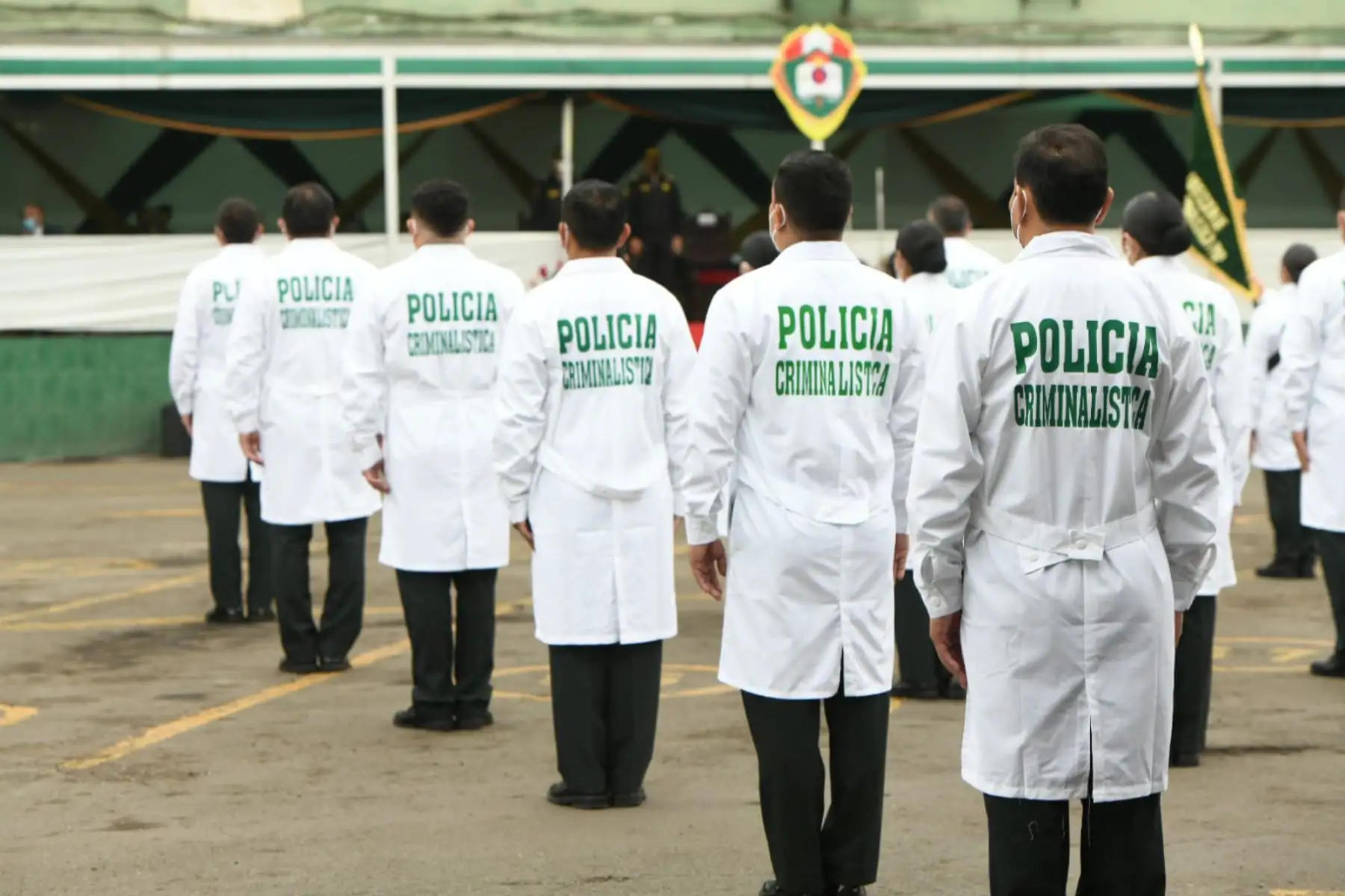 El ministro del Interior, José Elice y el Comandante General de la 
Policía Nacional del Perú, César Cervantes, reconocen al personal de la Dirección de Criminalística de la PNP que realizó acciones destacadas en el cumplimiento de sus funciones en favor de la seguridad ciudadana.

Foto: ANDINA/MINDEF