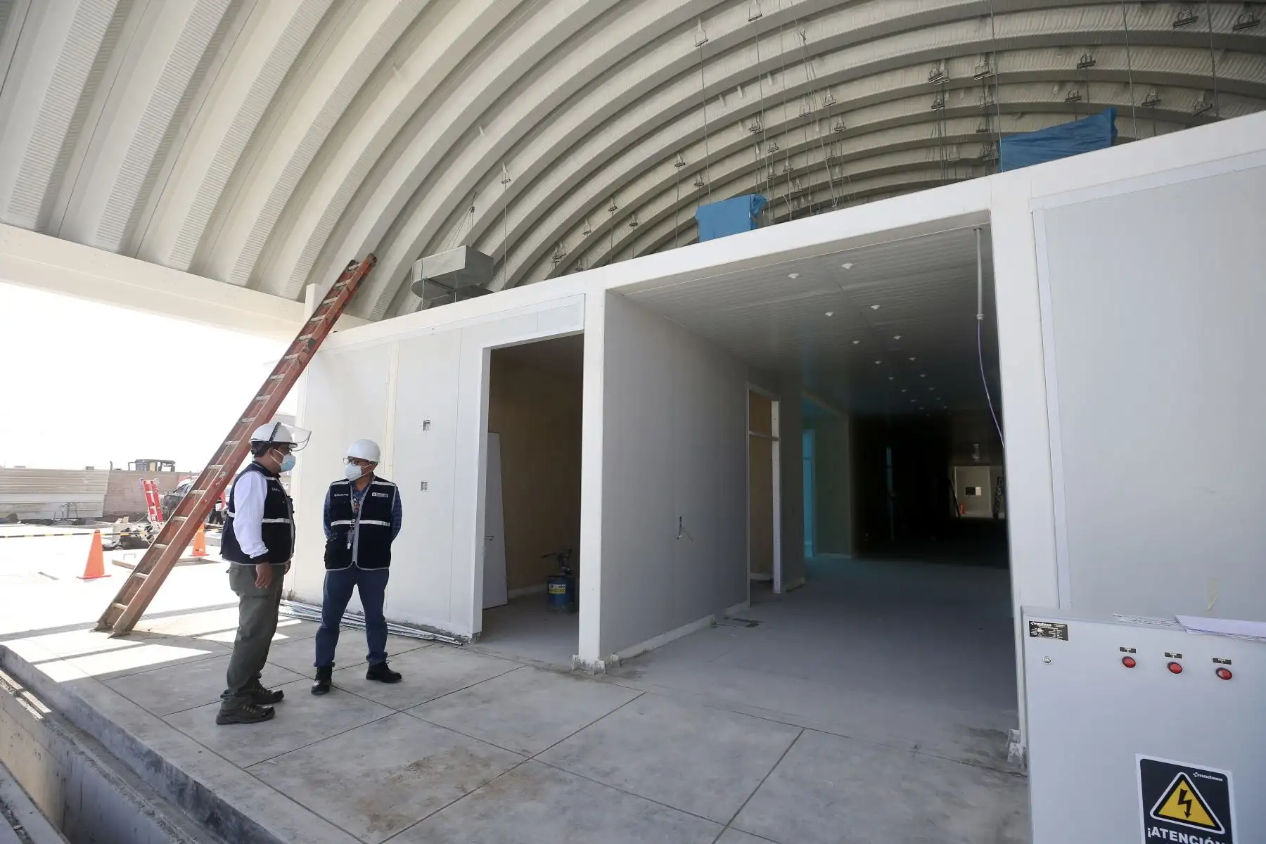 Autoridades regionales de Ica y equipo técnico del Pronis inspeccionaron los trabajos de instalación de la infraestructura del primer hospital modular del país. Foto: ANDINA/Pronis Minsa