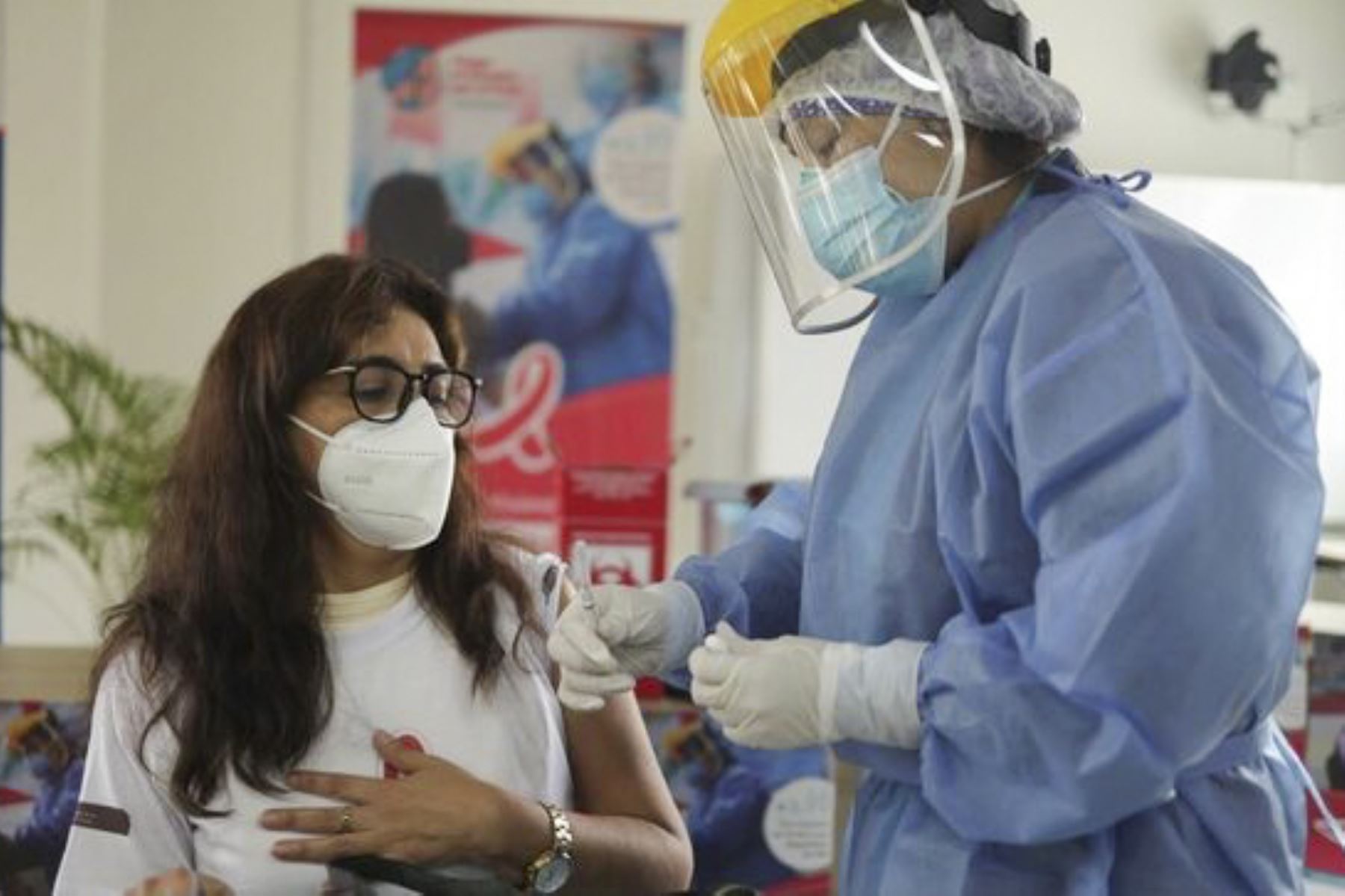 El Minsa espera vacunar a 87,000 personas a nivel nacional, entre peruanos y extranjeros que viven con VIH, en los establecimientos de salud públicos y privados donde reciben su tratamiento. ANDINA/ Minsa