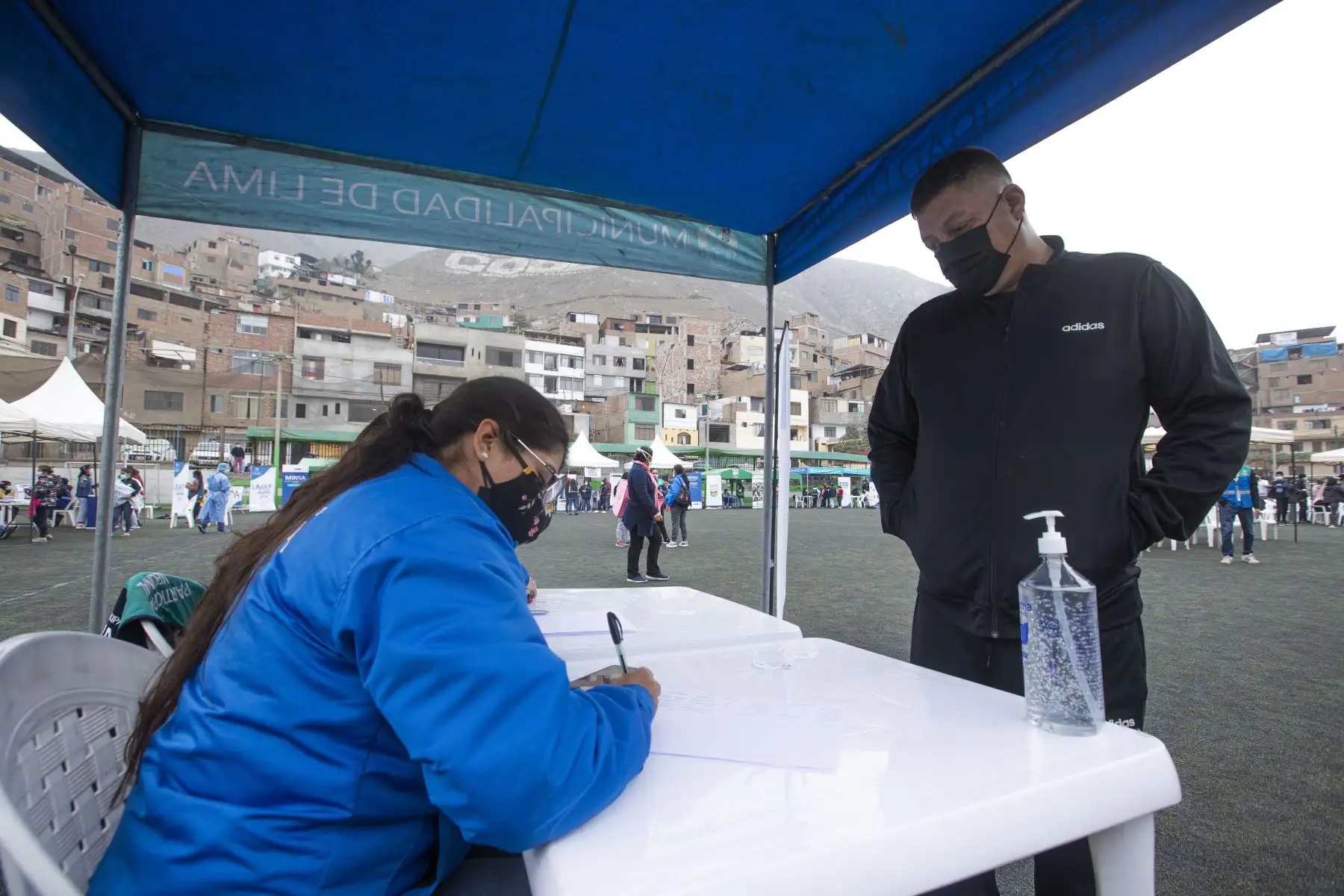 A través de la estrategia territorial " Lima Te Cuida ", la Municipalidad de Lima llega a toda la ciudad no solo con pruebas de descarte de covid-19 para la detección y atención temprana de pacientes, sino con iniciativas en favor de las mujeres e integrantes del grupo familiar en el Agustino.
Foto: Municipalidad de Lima