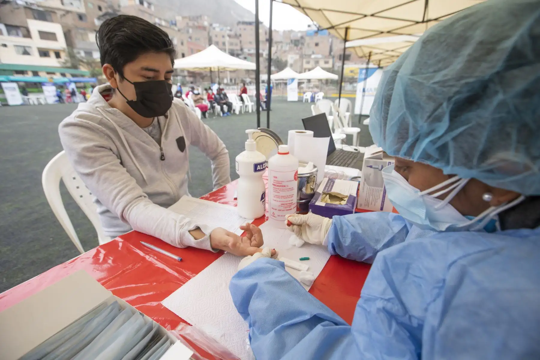 A través de la estrategia territorial " Lima Te Cuida ", la Municipalidad de Lima llega a toda la ciudad no solo con pruebas de descarte de covid-19 para la detección y atención temprana de pacientes, sino con iniciativas en favor de las mujeres e integrantes del grupo familiar en el Agustino.
Foto: Municipalidad de Lima