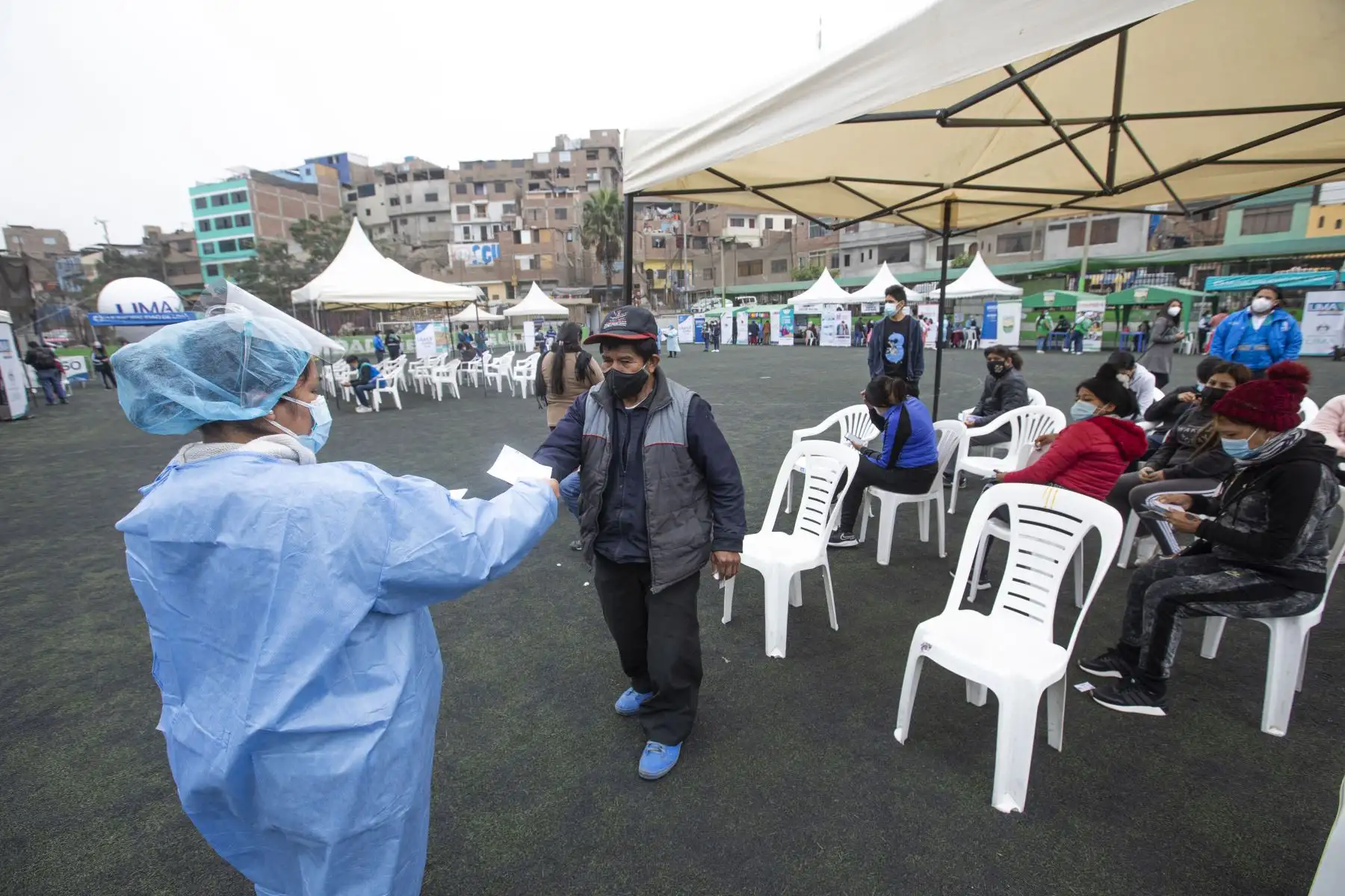A través de la estrategia territorial " Lima Te Cuida ", la Municipalidad de Lima llega a toda la ciudad no solo con pruebas de descarte de covid-19 para la detección y atención temprana de pacientes, sino con iniciativas en favor de las mujeres e integrantes del grupo familiar en el Agustino.
Foto: Municipalidad de Lima